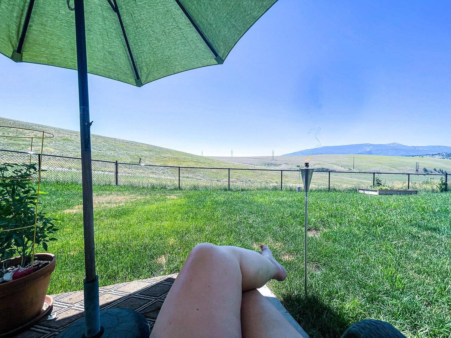 My favorite way to enjoy a summer day 😍 How do you kick back and enjoy summer weather?!
&bull;
What you don&rsquo;t see in this moment is me hiding behind the camera with a deep conditioning mask on my hair 😂 These beautiful hot days are great for 