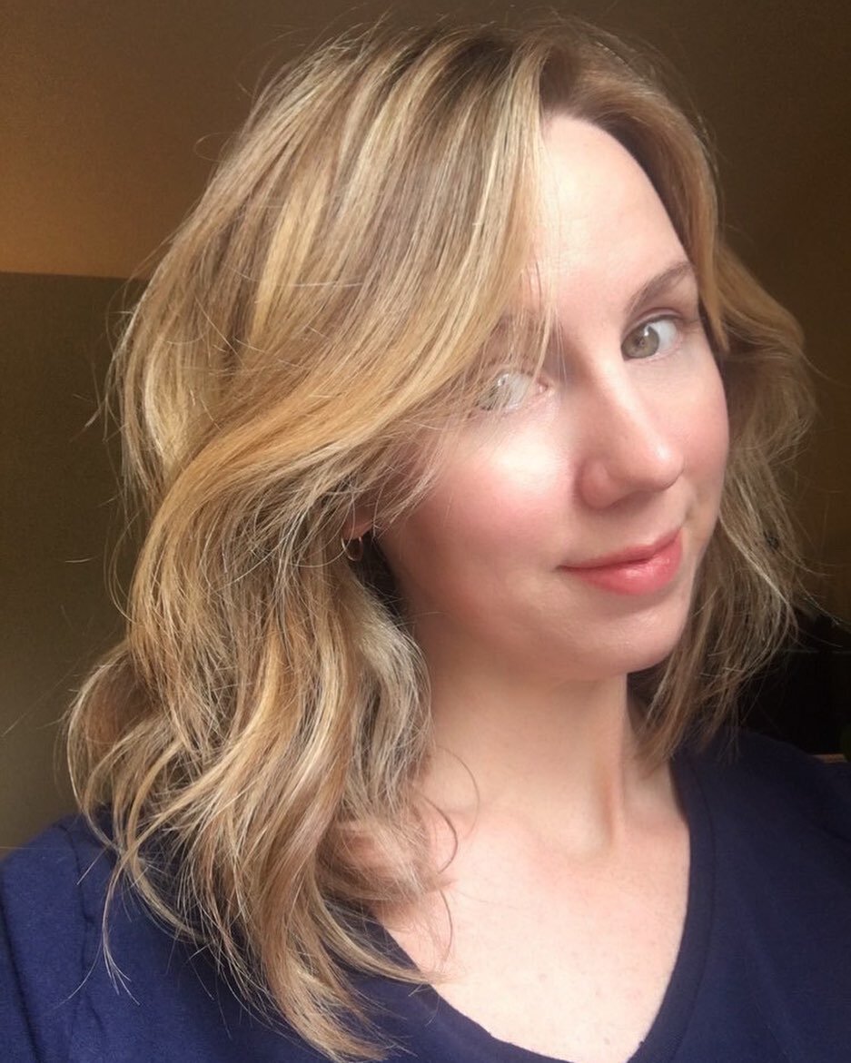 Remember that super cute shag babe from a few posts back? This is a pre-shag @jaclynwitbrod after our first balayage appointment! Yay for guest selfies! She can really rock any look 💁🏼&zwj;♀️