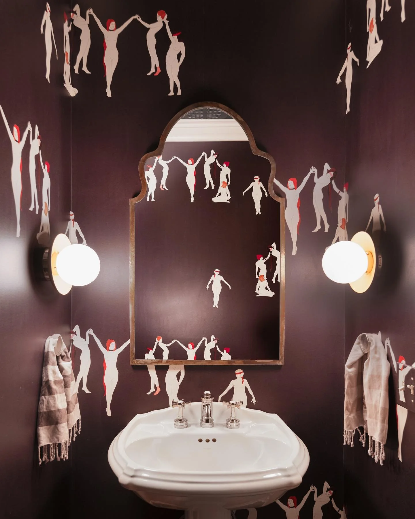 Powder room - the jewel box of the home. Design by @abbyguild Photo by @katehorganphoto &bull;

&bull;

&bull;

#designinspo #interiorinspo #interiordesigner #interiordesign #interiordecor #interiordesigninspo #homedecor #homedesign #interiorinspirat