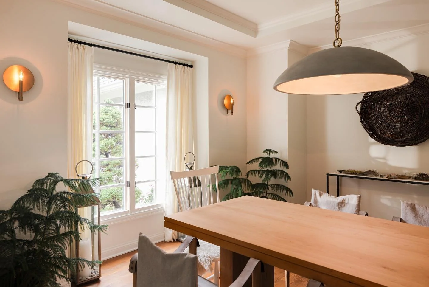 Plants make a space feel alive and grounded. Design : @abbyguild Photo: @katehorganphoto See stories for before photo&bull;

&bull;

&bull;

#designinspo #interiorinspo #interiordesigner #interiordesign #interiordecor #interiordesigninspo #homedecor 