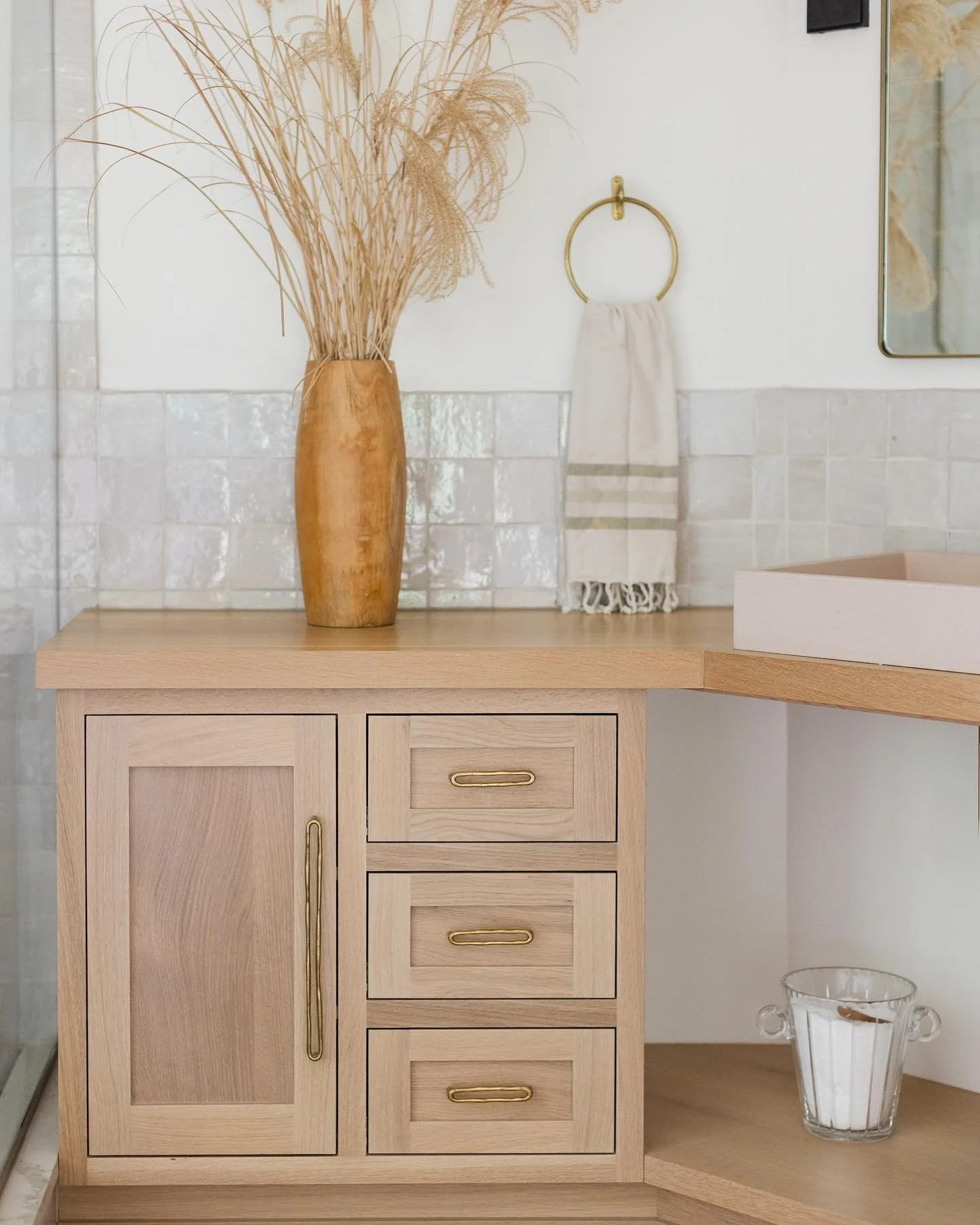 It really is all in the details. Design: @abbyguild Photo: @katehorganphoto
&bull;

&bull;

&bull;

#designinspo #interiorinspo #interiordesigner #interiordesign #interiordecor #interiordesigninspo #homedecor #homedesign #interiorinspiration