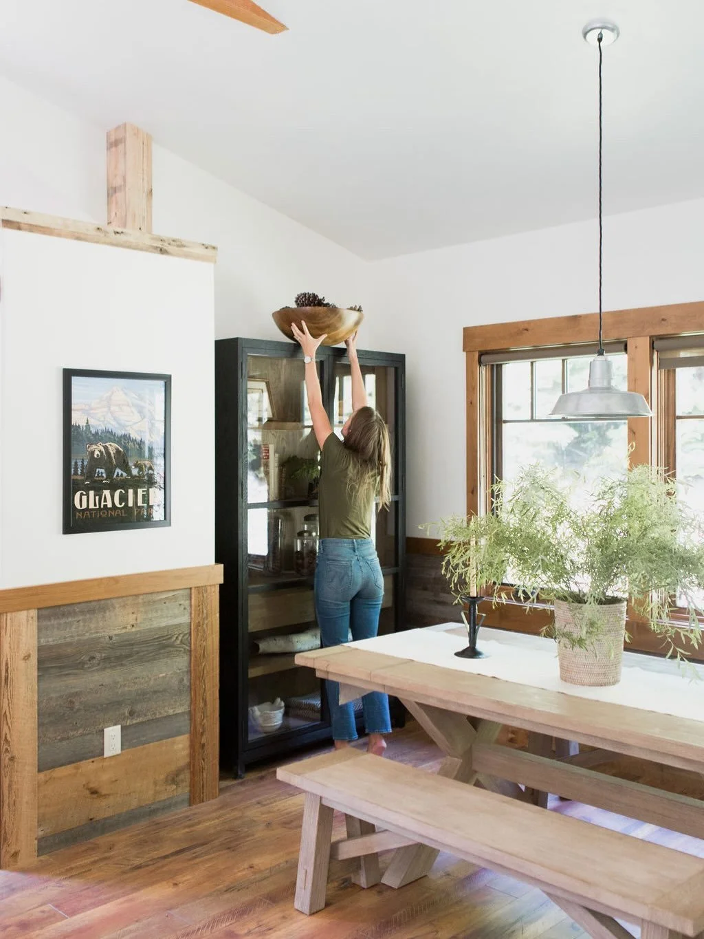 A new build deep in the Montana forest. Design by @abbyguild  I  photos by @hylahhedgepeth