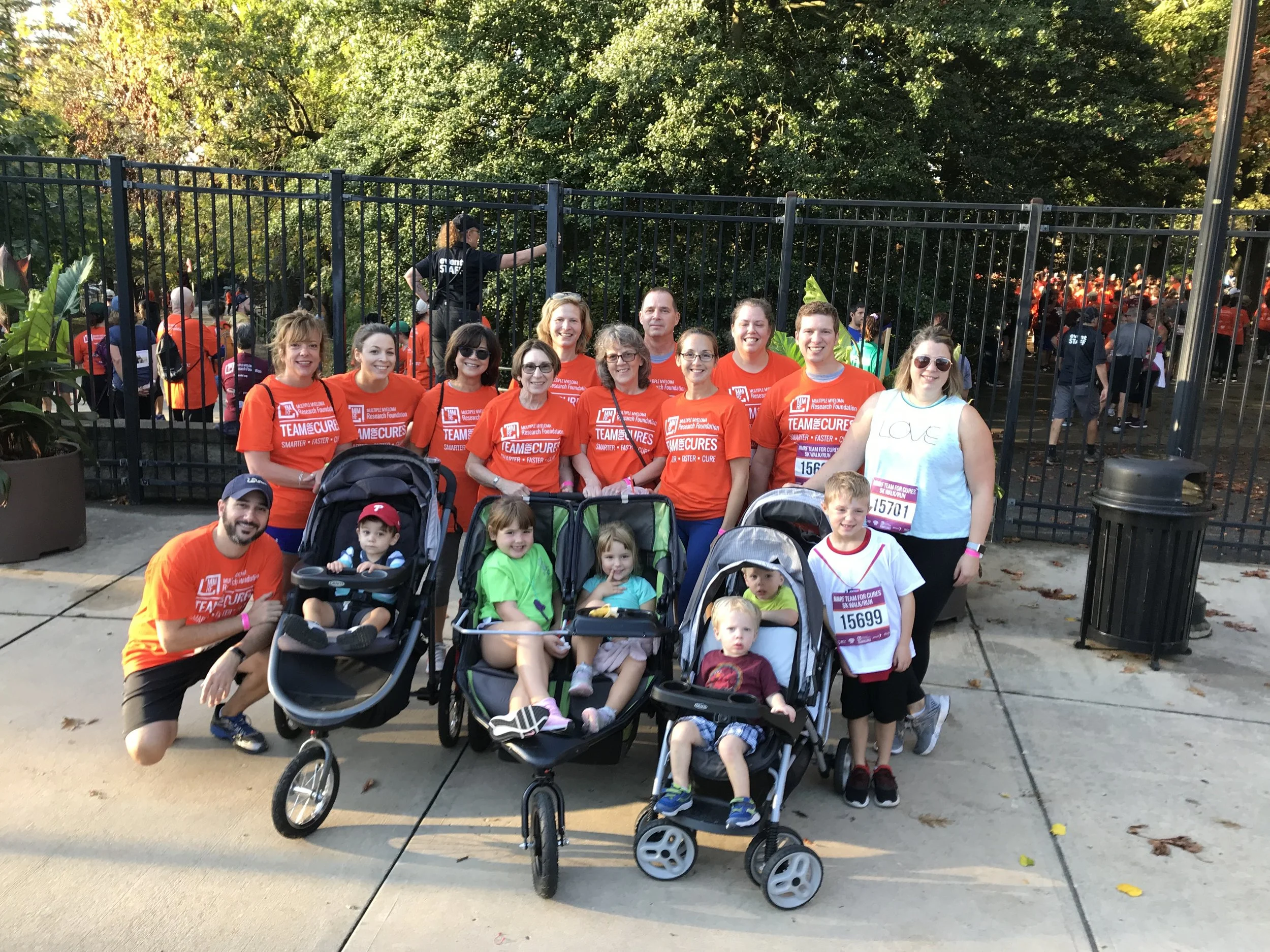 TE Middle Supports Coworkers at MMRF Walk