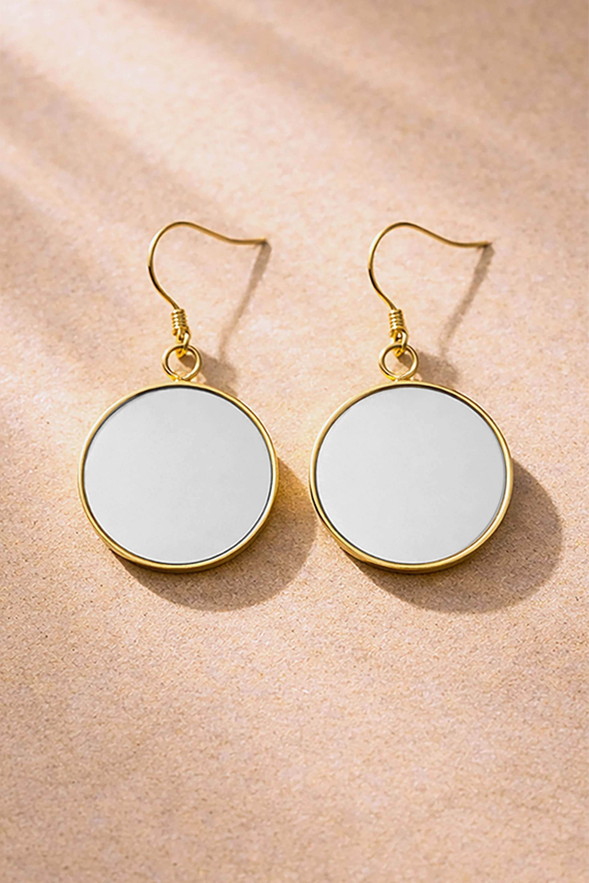 Boucles circulaires Eva en acier inoxydable doré avec œuvre