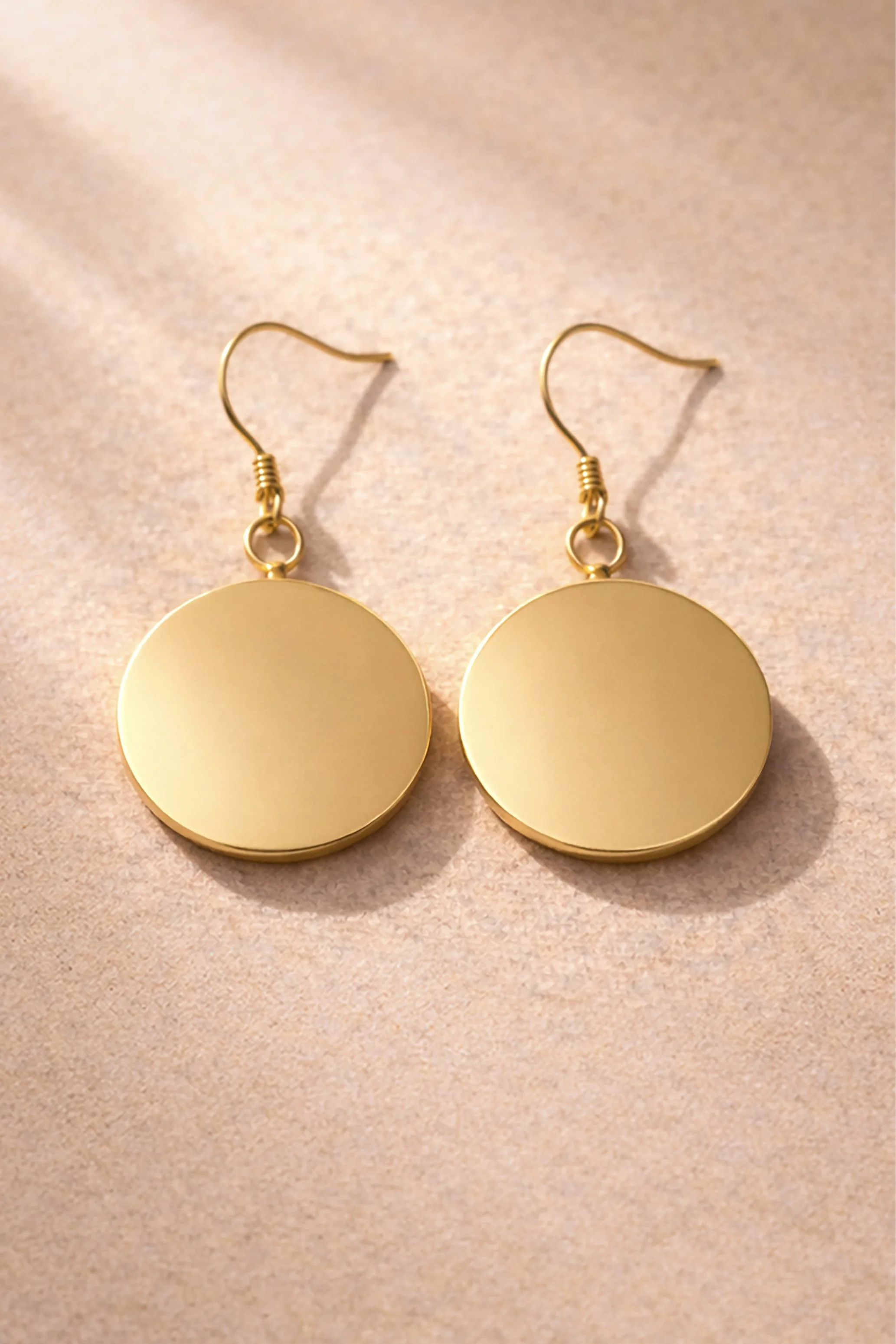 Boucles circulaires Eva en acier inoxydable doré avec œuvre