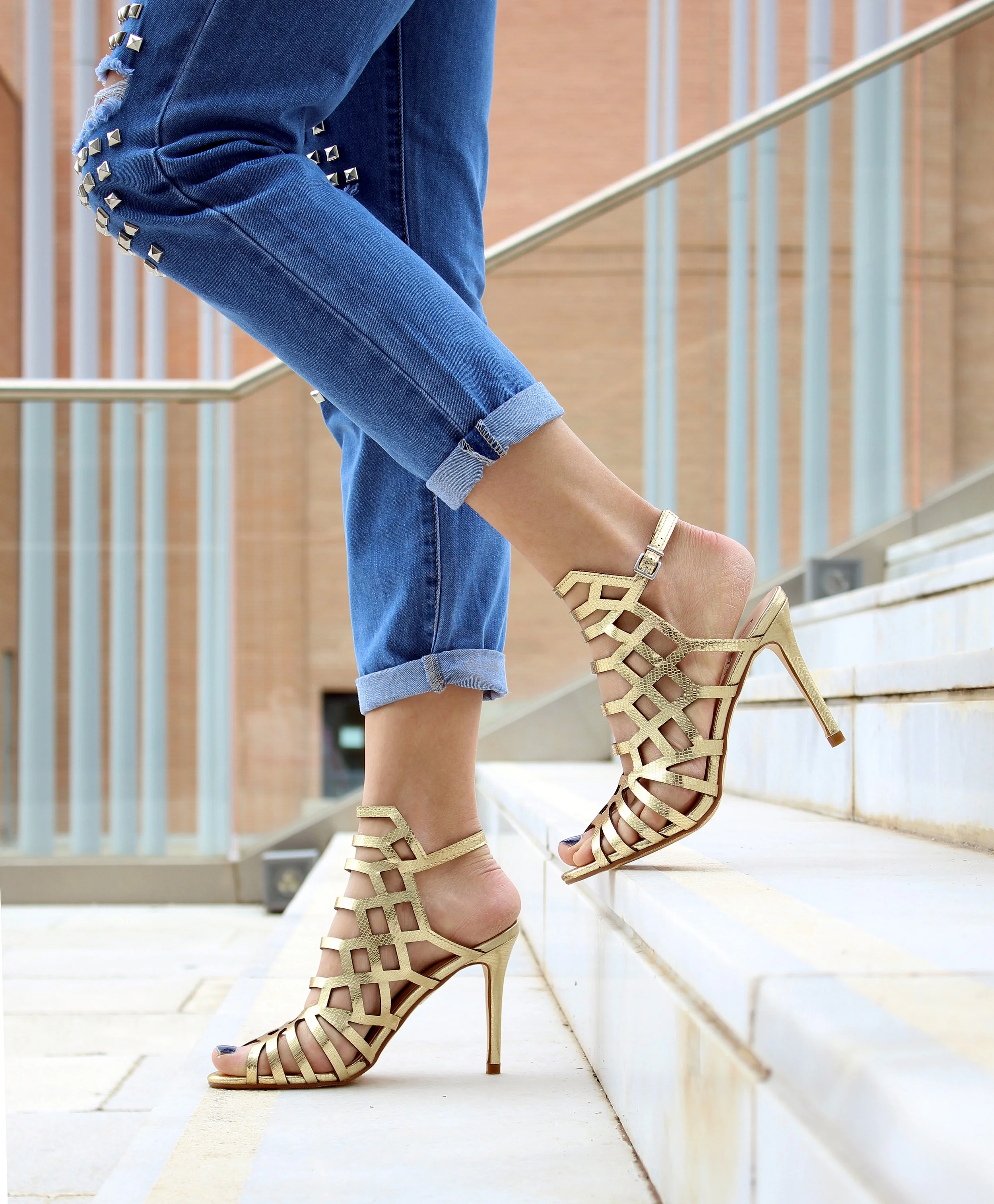 Yes, they look fabulous, but your feet won’t forgive you afterwards. Unless, of course you are flying on your private jet and don’t have to walk any distance.