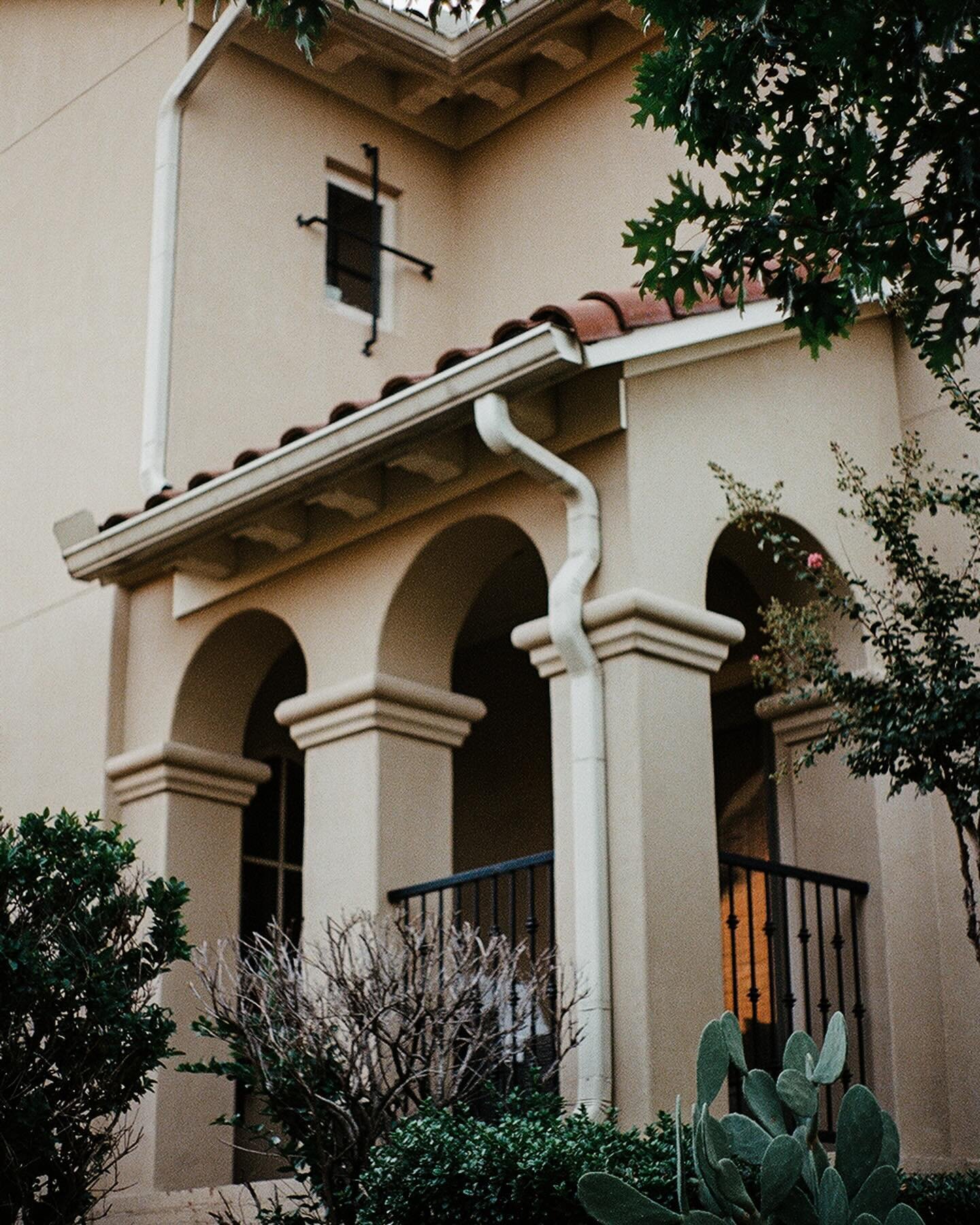 I&rsquo;m interrupting the content creator a-go-go frenzy for some slow photography of Mediterranean style homes in my hood. Shot on 35mm film and developed and scanned by @photographique_dallas. 
.
.
.
.
.
#shootitwithfilm #filmphotography #filmsnot