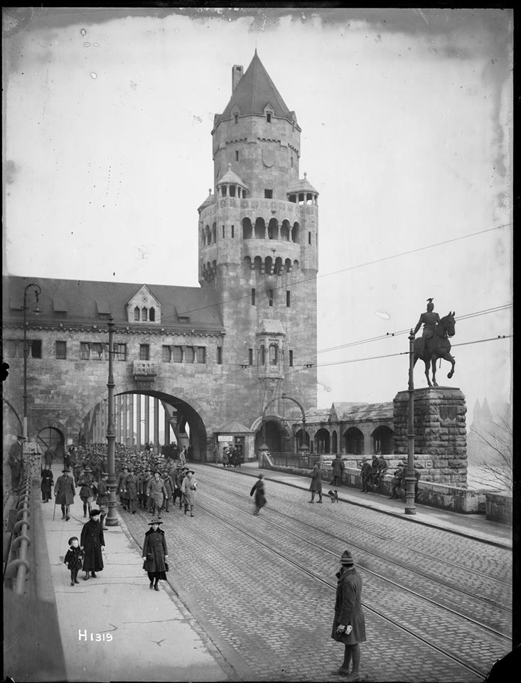 Photo of New Zealand troops marching over the Hohenzollern Bridge, Cologne, 1919. Image courtesy of the Alexander Turnbull Library, Ref 1/1-002127-G. Royal New Zealand Returned and Services' Association: New Zealand official negatives, World War 191…