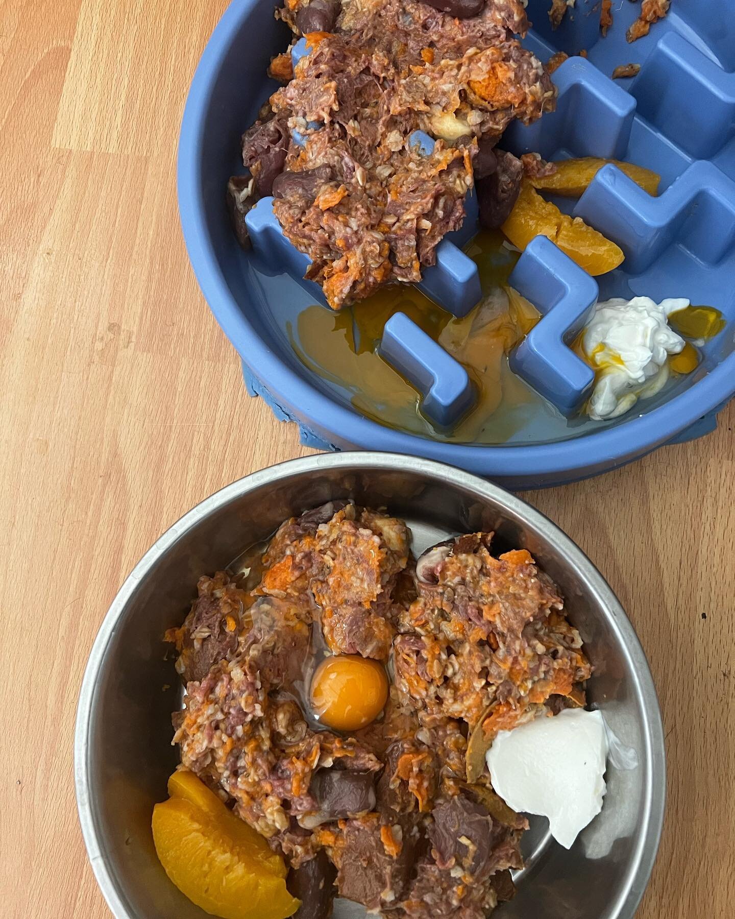 Organ night! Beef heart and liver mince and farm eggs from @standingsbutchery chicken hearts, sweet potato, organic oats/grains/seeds, and plain yogurt and jarred peaches for DESERT CUZ MA BABIES

*Possum&rsquo;s egg broke and it&rsquo;s totally fine