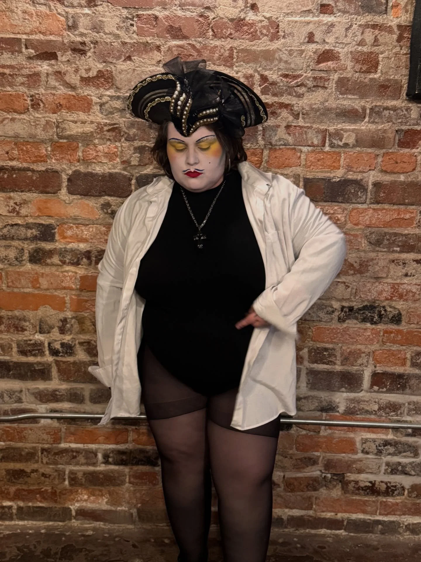 Fridays look for the @rhythm_and_pep Roaring 20s show! My favorite variety show. Always a fun time to perform.

📸 by @yourlocalvamp 

#performer #drag #clowningaround