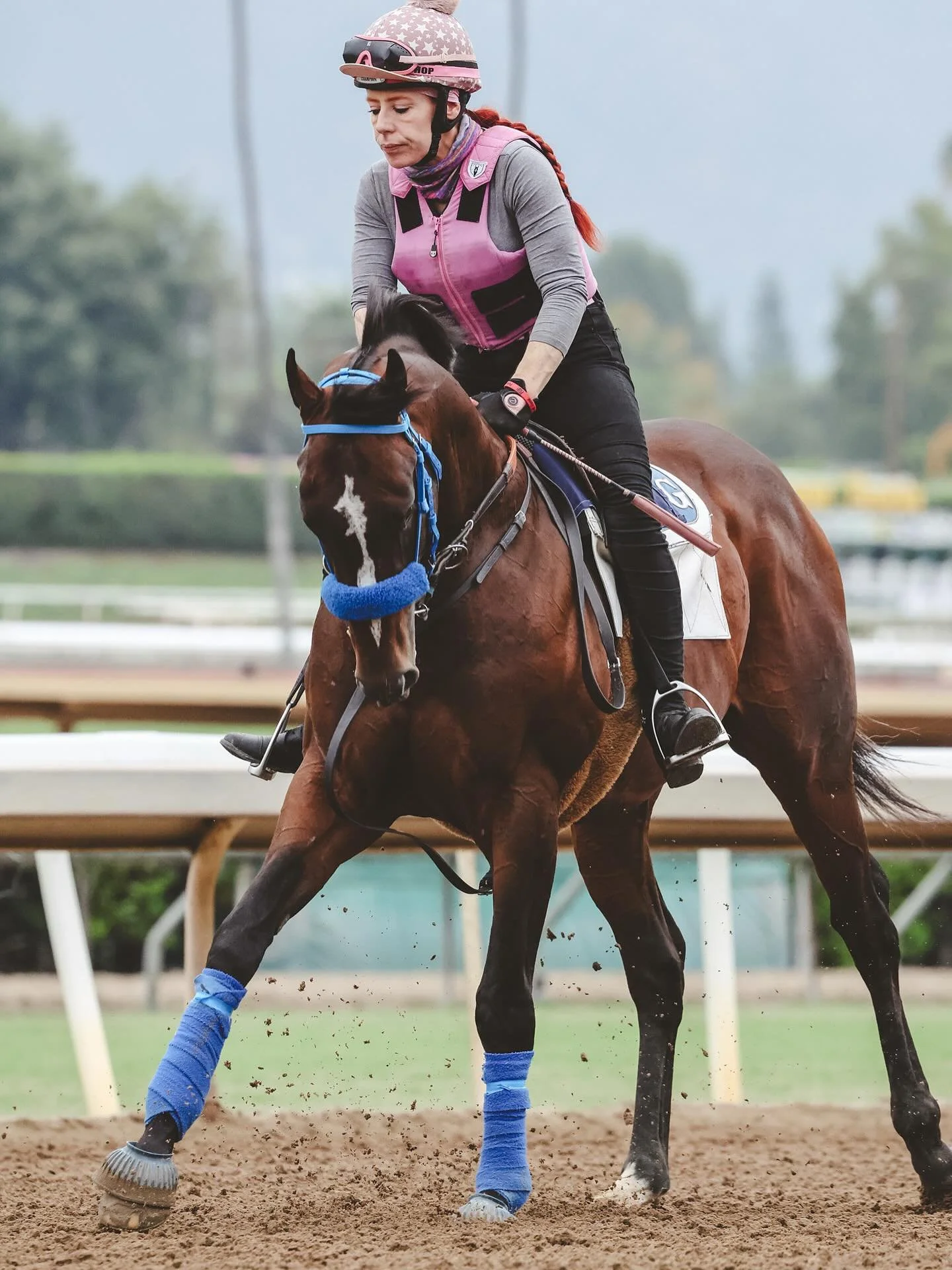 Of course her horse has some fancy footwork 👠