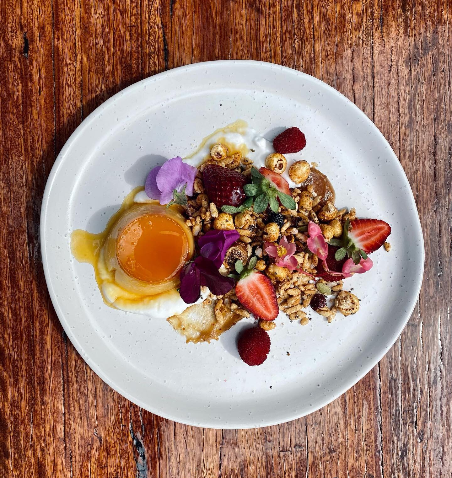 Mornings have finally started to warm up ☀️ it&rsquo;s the perfect time to enjoy our house made #glutenfree granola with a #dairyfree orange cr&egrave;me caramel, coconut yogurt, date &amp; tahini pur&eacute;e &amp; fresh seasonal fruit 

Available f
