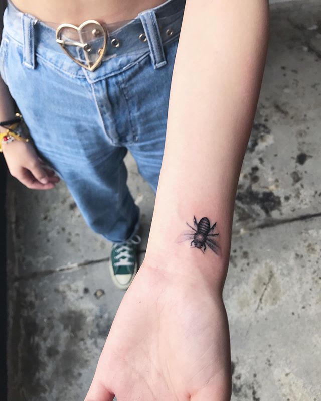 Thank you for being so sweet Bethany getting your first tattoo. 
#beetattoo #bees #smalltattoo #singleneedle