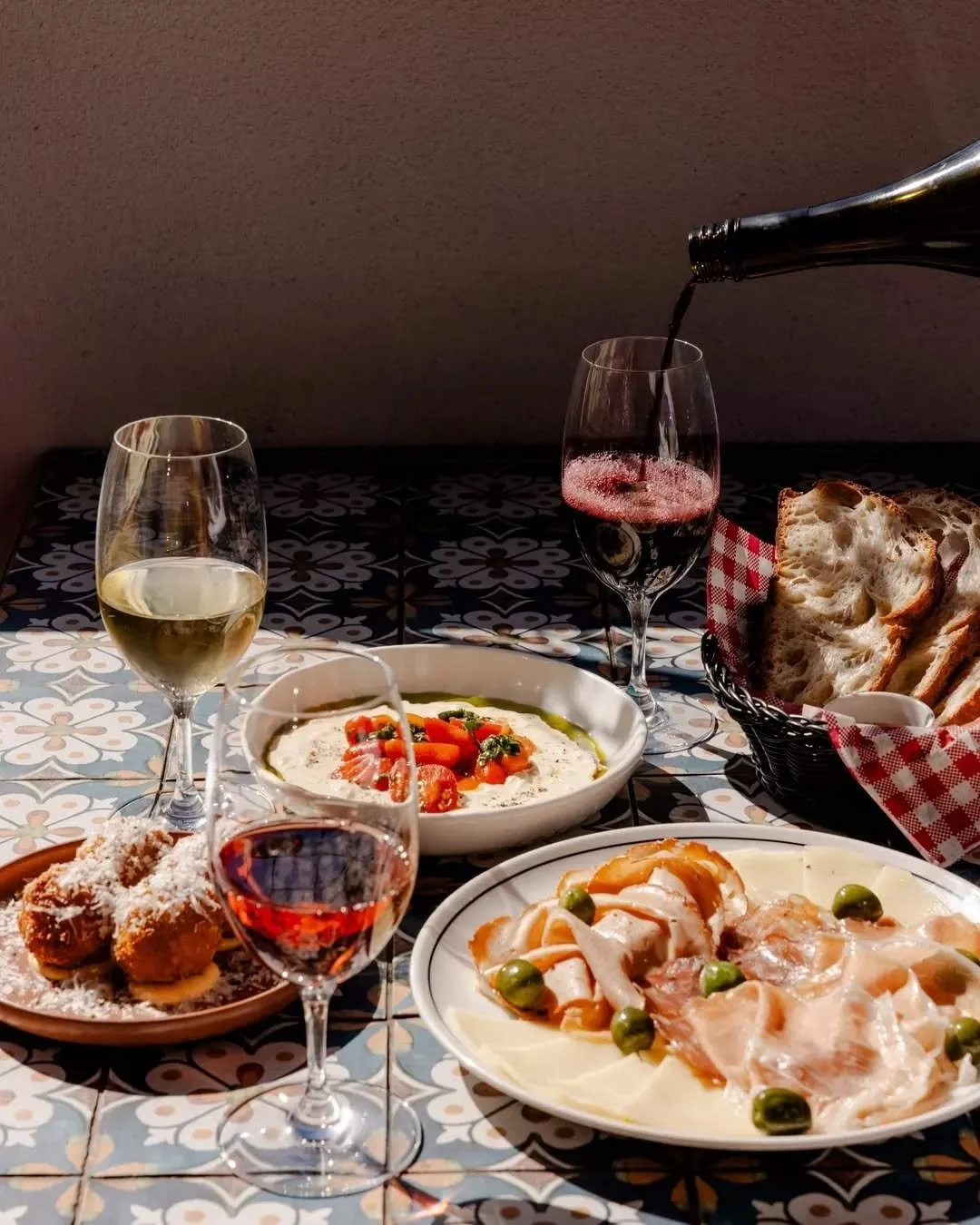 Saturdays are for sipping 🥂
Dive into our Chef&rsquo;s Feed Me menu with bottomless drinks to match. Endless pours, endless reasons to stay a little longer.

Saturdays | Bookings from 12pm (1.5hr sitting)
Tickets $79 pp | Non-alc option $69 pp | Die