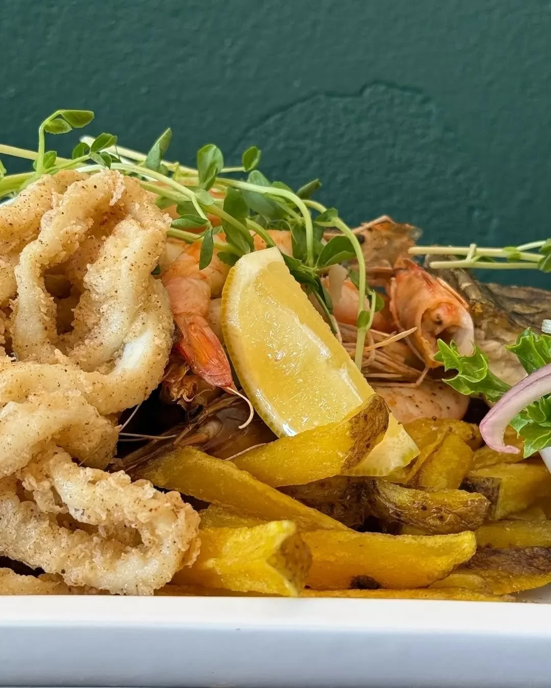 Cecchi&rsquo;s Seafood Platter 🐟🦐

Piled high with fish, calamari, mussels, prawns, scallops, chips and all the classics.