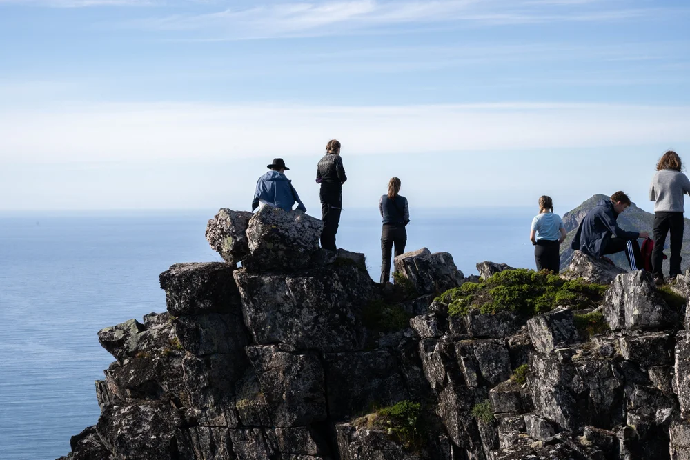 Elever på en fjellknaus ved havet
