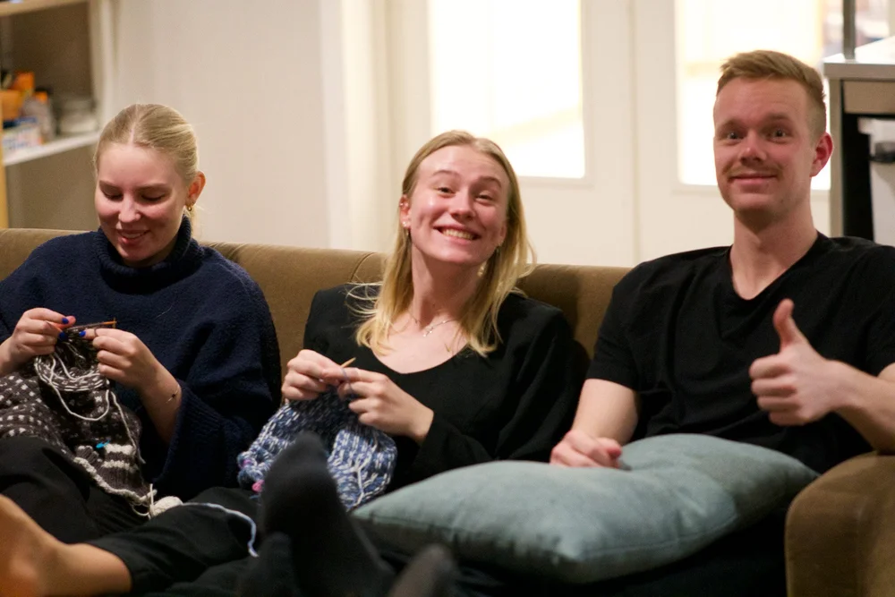 Elever som slapper av i sofaen