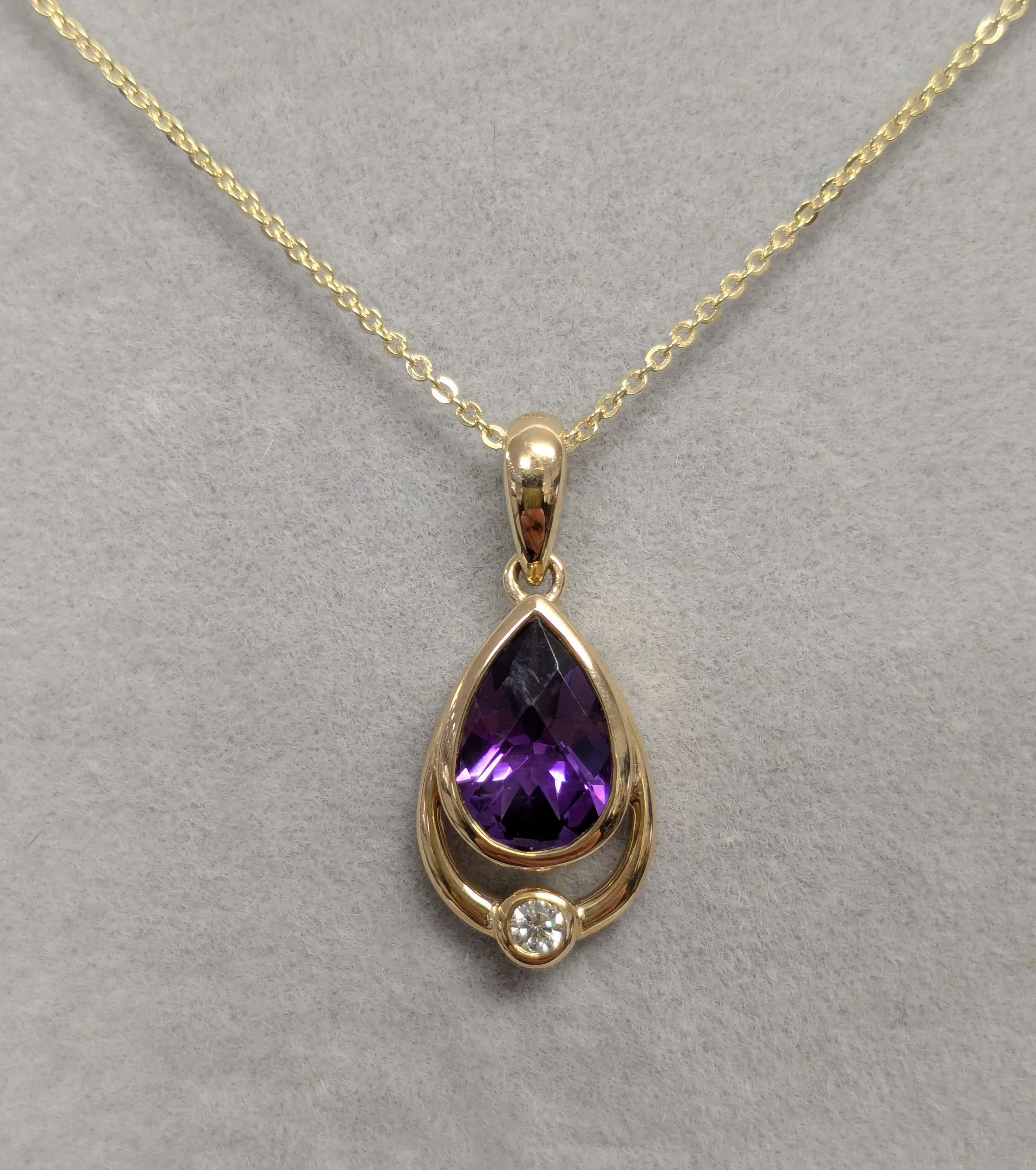 6W74DAM 9ct Yellow Gold , Amethyst and Diamond Pendant with chain.