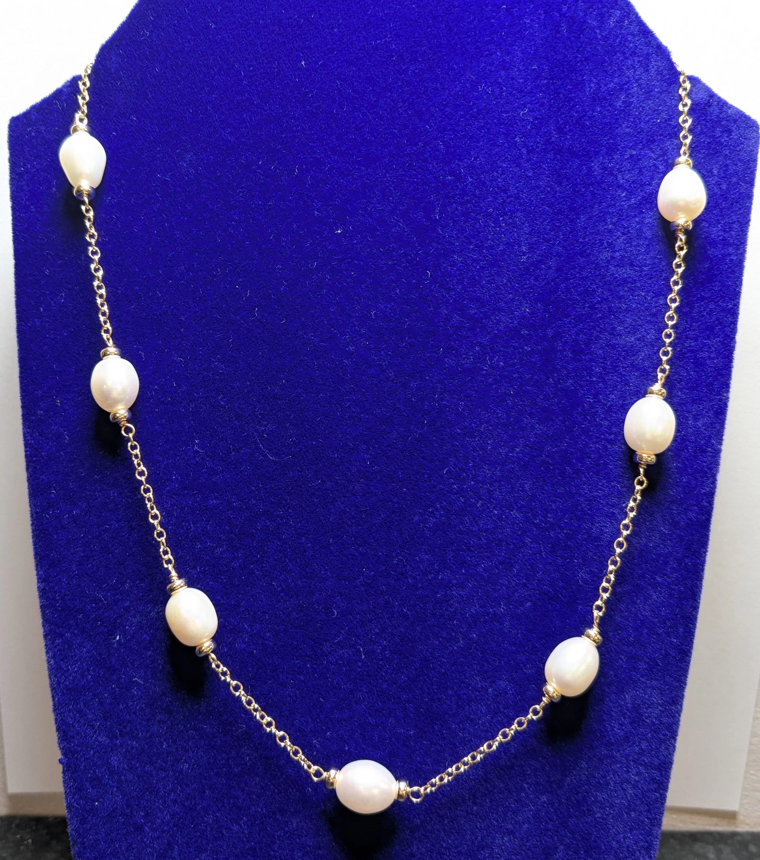 9ct 18" 10-11mm White Barrel Cultured Fresh Water Pearl Necklace.