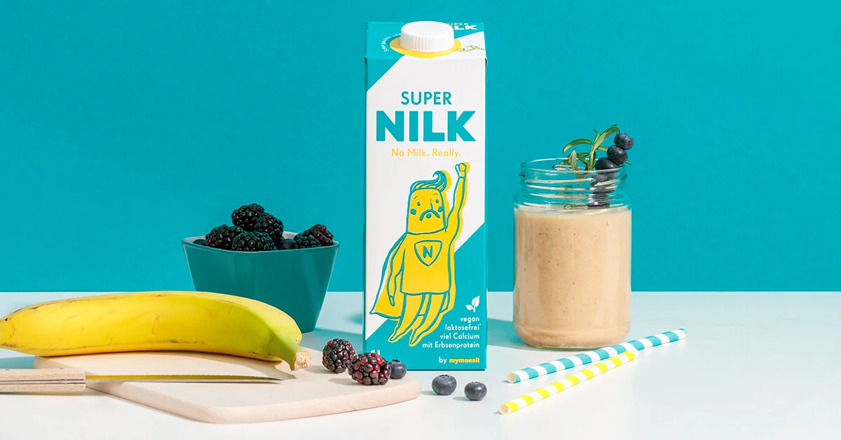 In der gegenwärtigen Zeit wird es immer wichtiger, neben tierischen auch vegane Produkte anzubieten. mymuesli vertreibt Müsli und da liegt es nahe, dass auch die dazugehörige Milchalternative mit angeboten wird. NILK setzt sich zusammen aus No und Milk . Denn NILK ist eine Milchalternative. Super NILK wird zum Beispiel aus Erbsenprotein gewonnen und das ist so ungewöhnlich wie lecker. Mittlerweile gibt es auch andere Sorten wie Hafer NILK oder Mandel NILK . Für die Marke entstand ein Sympathieträger, der schon am Morgen für gute Laune sorgt. Mit einer guten Portion Selbstironie fliegt Super NILK durch die Welt und bringt Freude in den Tag.