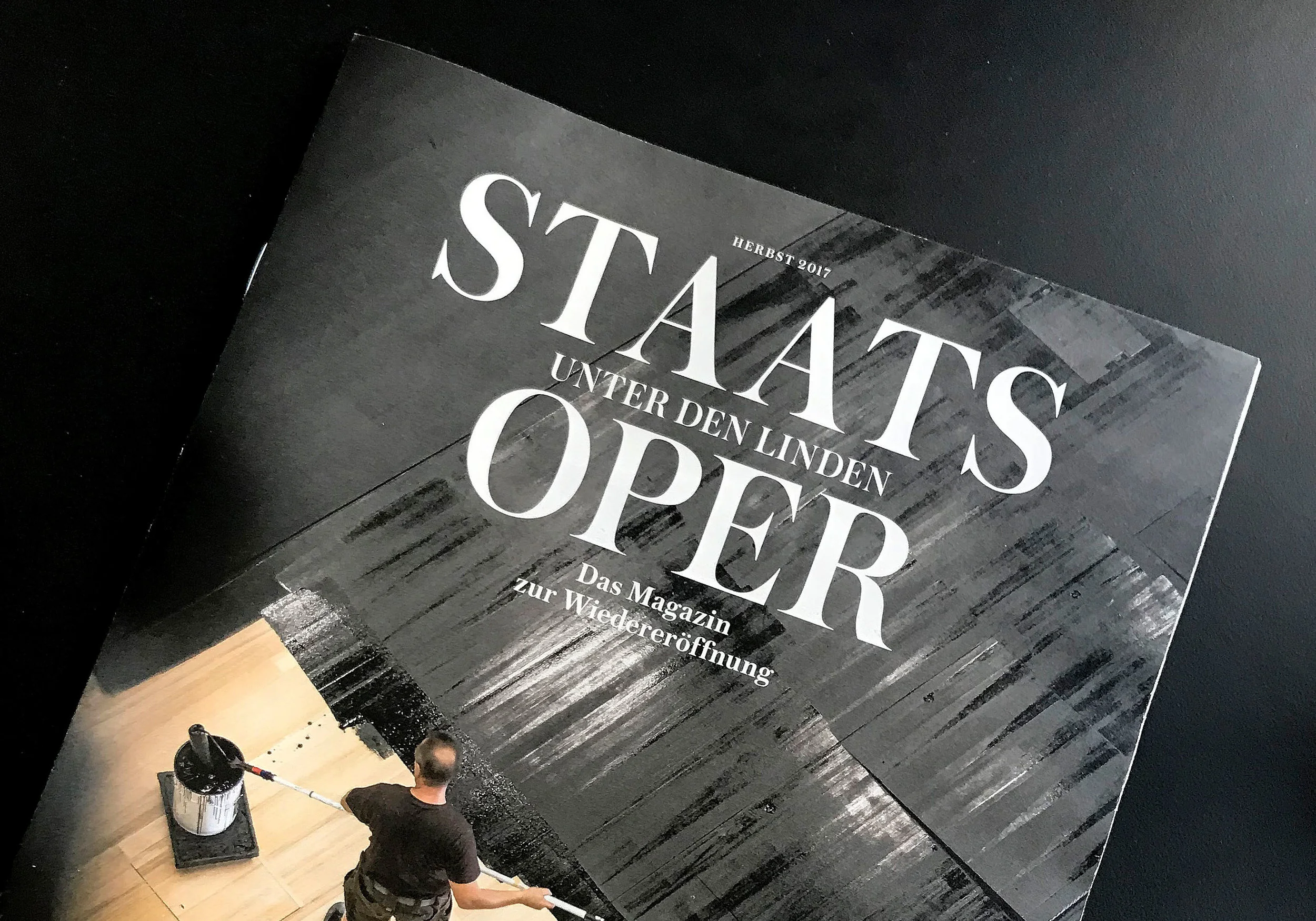 Die Staatsoper Unter den Linden nimmt nach sieben Jahren im Schiller-Theater nun ihren Betrieb im neu renovierten Haus wieder auf und liefert mit dem Magazin einen Einblick in die aufwendigen Sanierungsarbeiten und in die kommende musikalische Ausrichtung. Außerdem erzählen Meister des alten Handwerks und andere Spezialisten in einer Reportagestrecke von den Arbeiten. Das Magazin entstand in Zusammenarbeit mit Tempus Corporate.