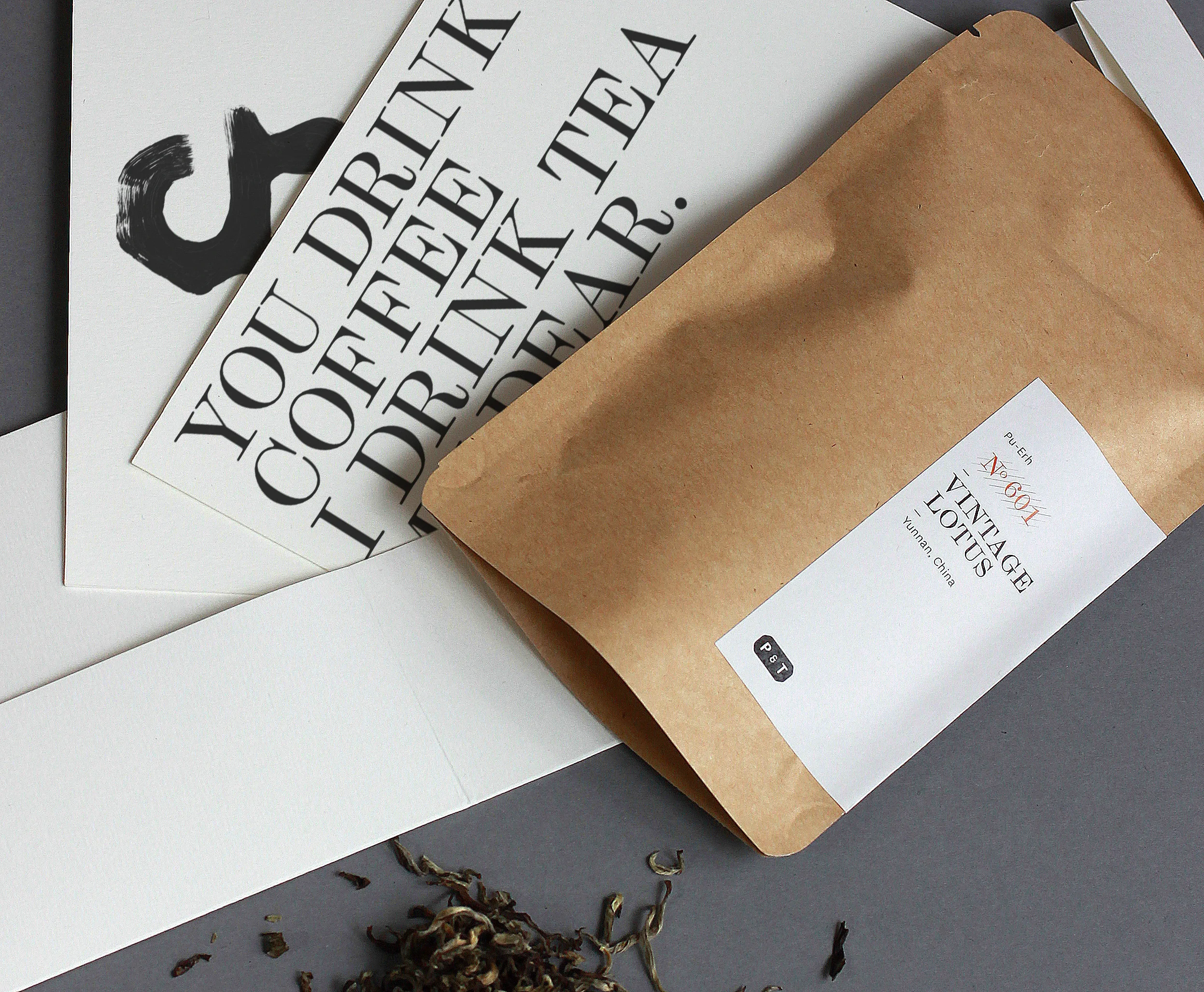 Für P & T – Paper & Tea entstand im Rahmen der Markenentwicklung auch die Produktlinie für die P & T Origins. Ein schönes Zusammenspiel von hochwertigen Papieren, Illustrationen und schlicht gestalteter Typographie. In diesem Zusammenhang entstanden die Fancy Packs , die Box of Six als Sampling-Möglichkeit und die ikonischen P & T Caddies .