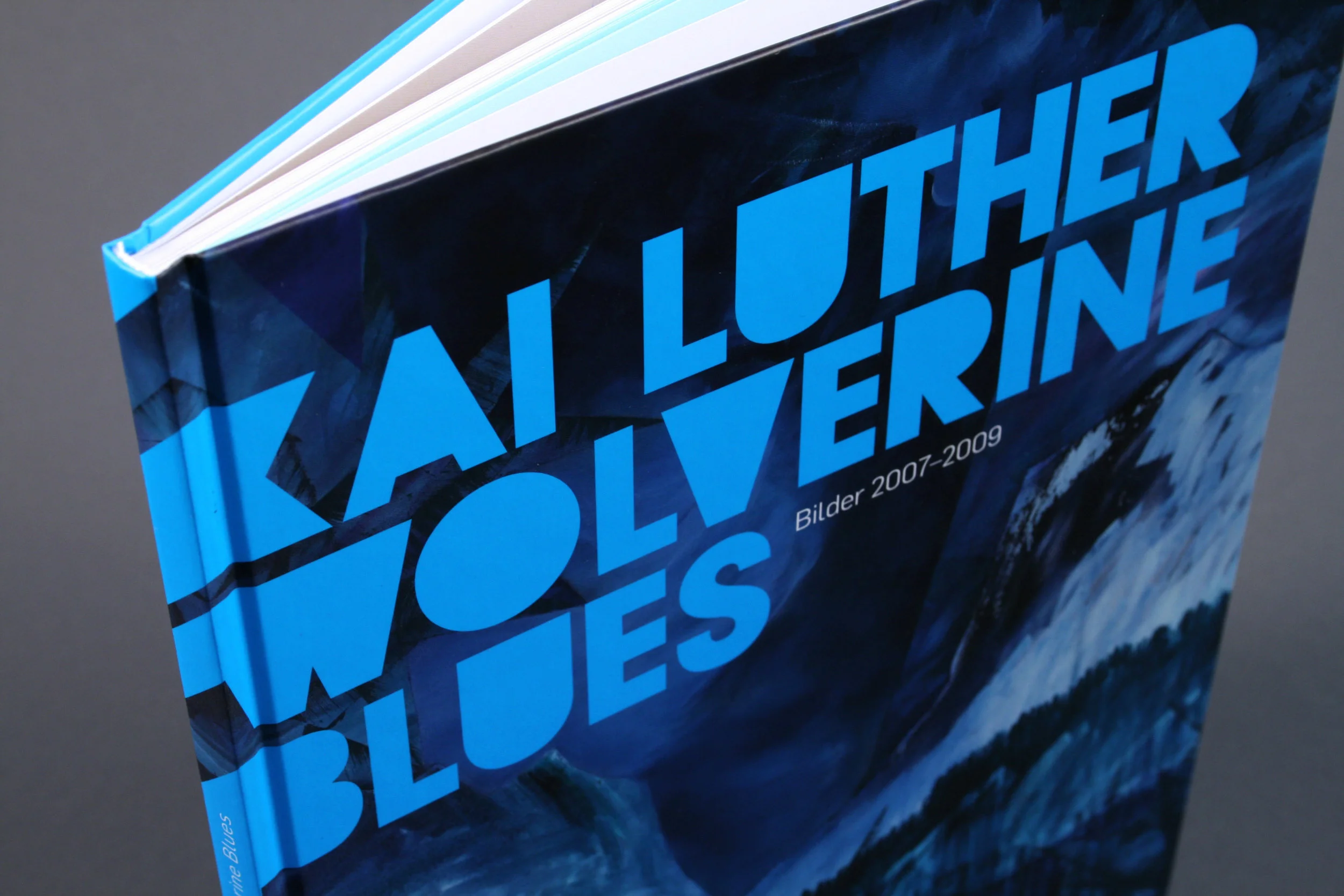 Wolverine Blues: in diesem Band zeigt Kai Luther eine Auswahl seiner Arbeiten. Was wie Informelle Kunst spontan, intuitiv und automatisch beginnt, verzichtet mit fortschreitender Bildgenese nicht auf die kompositorischen Prinzipien der klassischen Landschaftsmalerei. Den passenden Rahmen für die häufig blautonigen Bilder entwickelte Sonnenstaub. Bild- und Textteil sind auf unterschiedlichen Papieren gedruckt – ein hochweißes Bilderdruck-Papier und ein hellblaues Buntpapier.