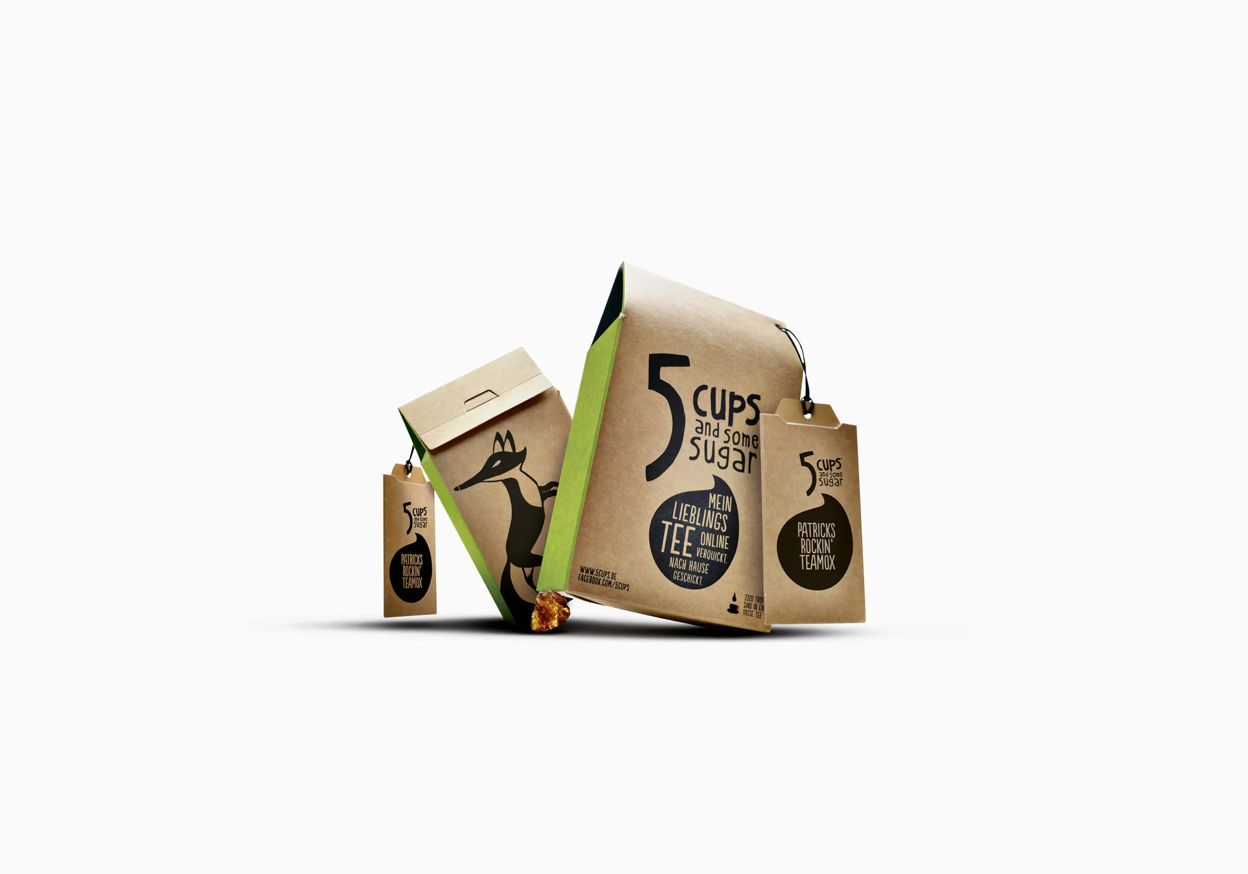 5 CUPS ist wie ein Teeladen, nur online. Groß und hell, immer freundlich und unendlich geduldig – dabei werden beste Qualität und Nachhaltigkeit ganz groß geschrieben. Dort kann man sich seinen Lieblingstee aussuchen, ein Verpackungsmotiv dazu wählen und der Teekreation einen eigenen Namen geben. Sonnenstaub wurde von 5 CUPS mit der Markenentwicklung und dem Packagedesign beauftragt. Ziel war es, eine Marke für ein junges Publikum zu entwickeln – unabhängig vom Mainstream, mit Witz, Charme und einer ordentlichen Portion Humor. So finden sich skurrile naiv illustrierte Motive auf den Verpackungen ebenso wie kleine Eastereggs auf dem Boden. Mittlerweile sind diverse Accessoires dazugekommen.