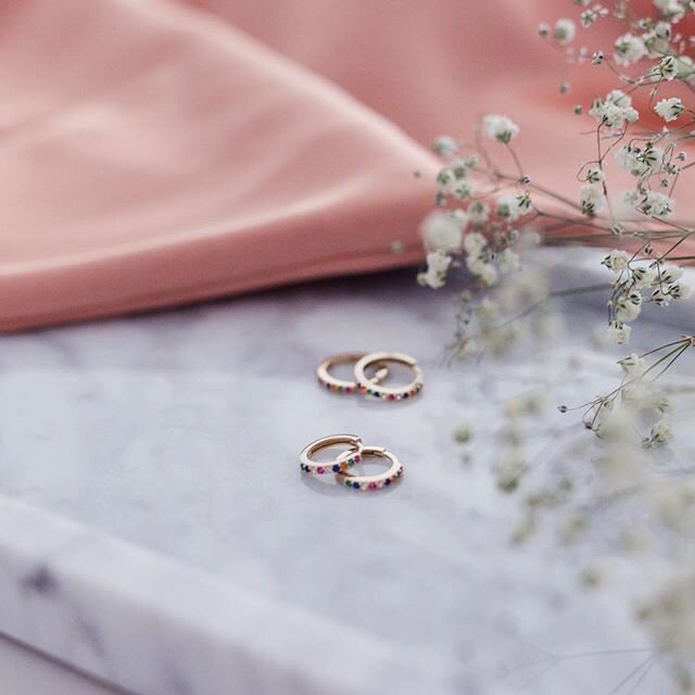Fineste Hoops med fargede Cubic Zirkonia stener - We Love &hearts;️
#byolea #hoops #&oslash;reringer