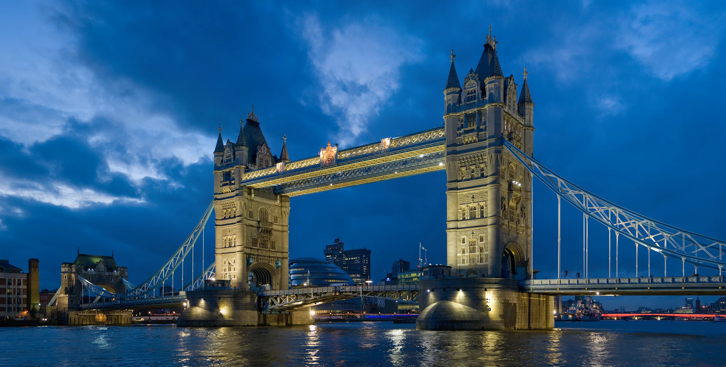 Tower_bridge_London_Twilight_-_November_2006.jpg