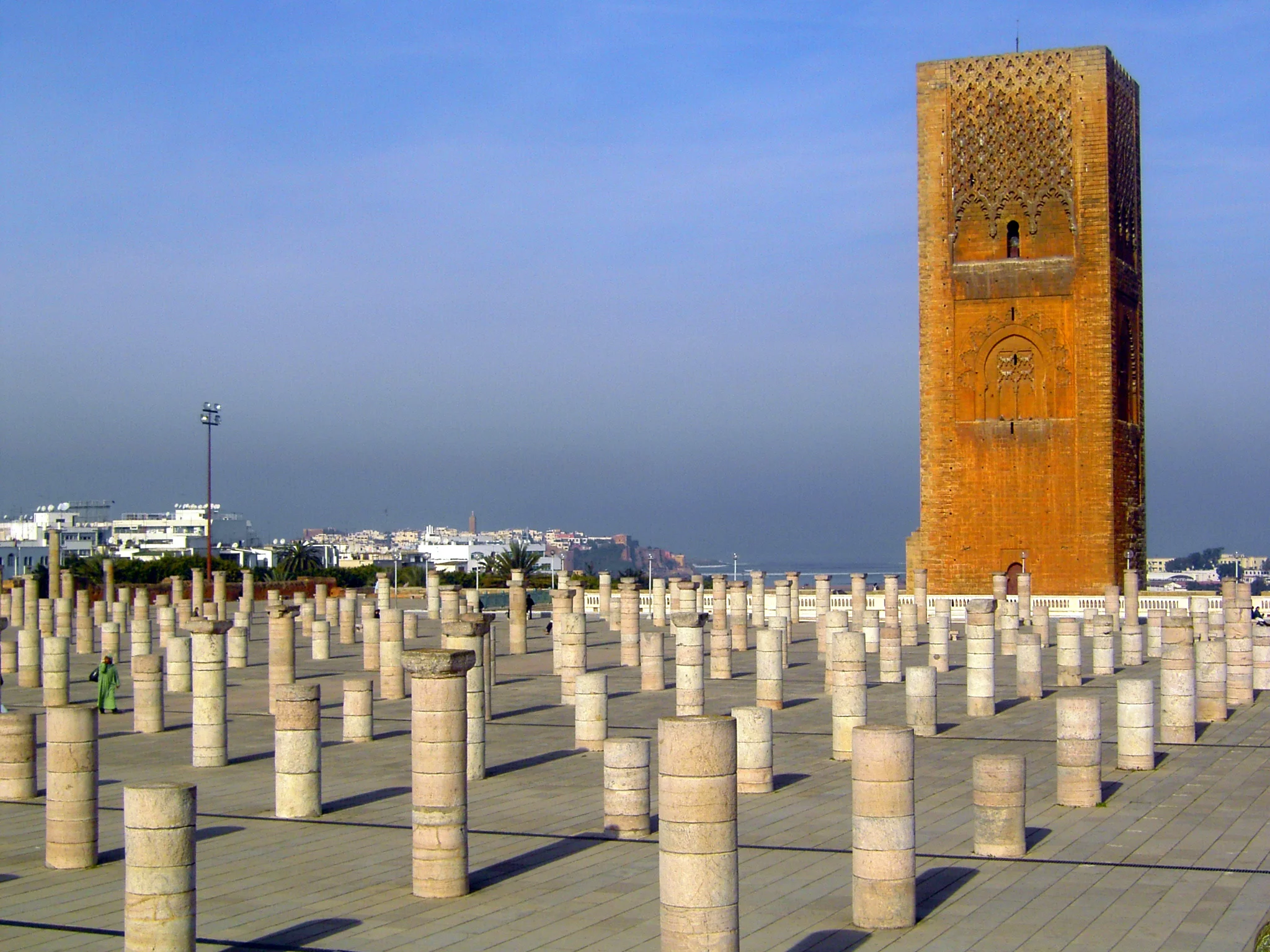 Hassan_Tower_and_columns_(Rabat,_Morocco)_(15126547404).jpg