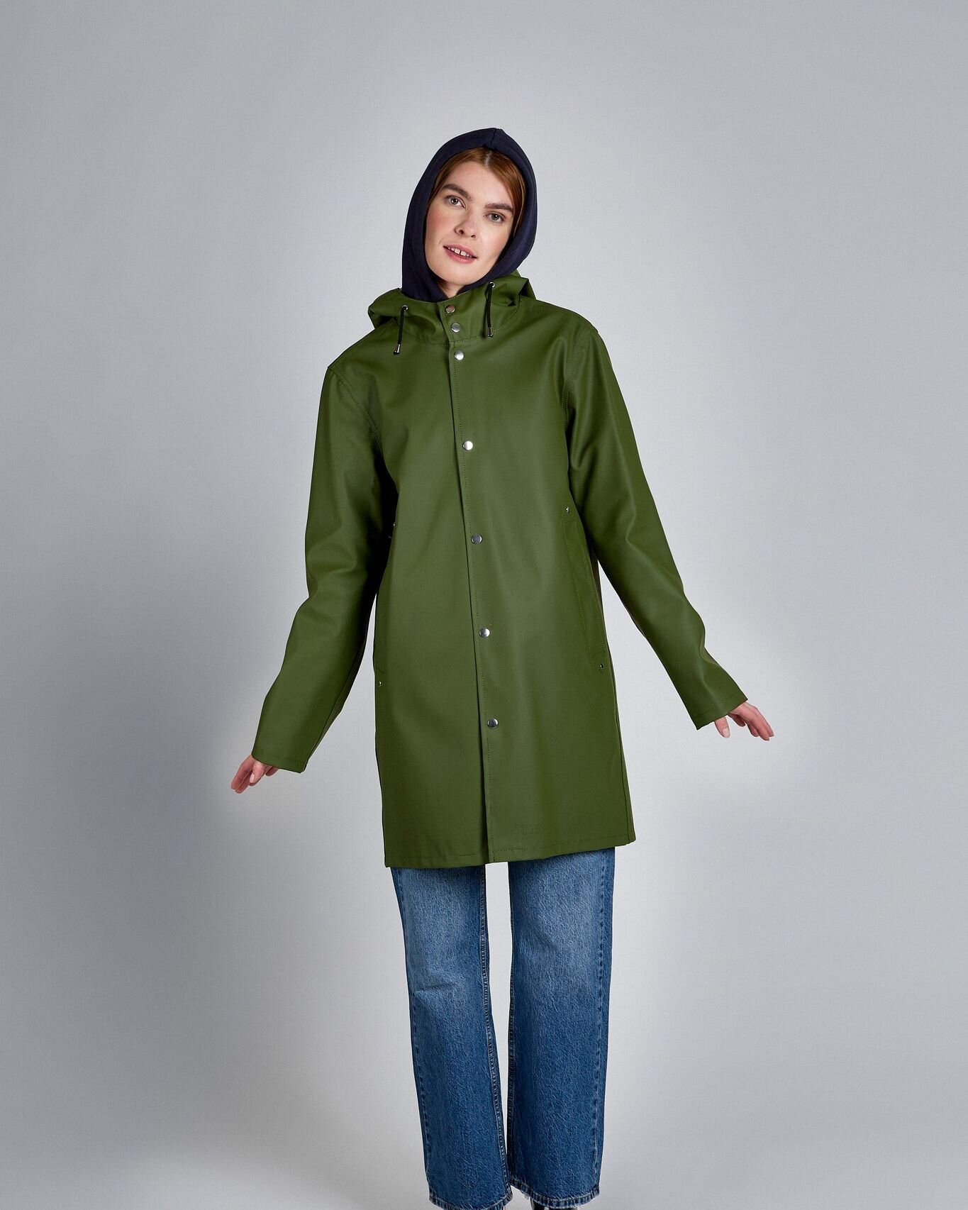 Step into the realm of timeless style with our enchanting hunter green raincoat! 🌿💧 This captivating outerwear piece effortlessly combines fashion and functionality, making rainy days an opportunity to showcase your impeccable taste. This raincoat 