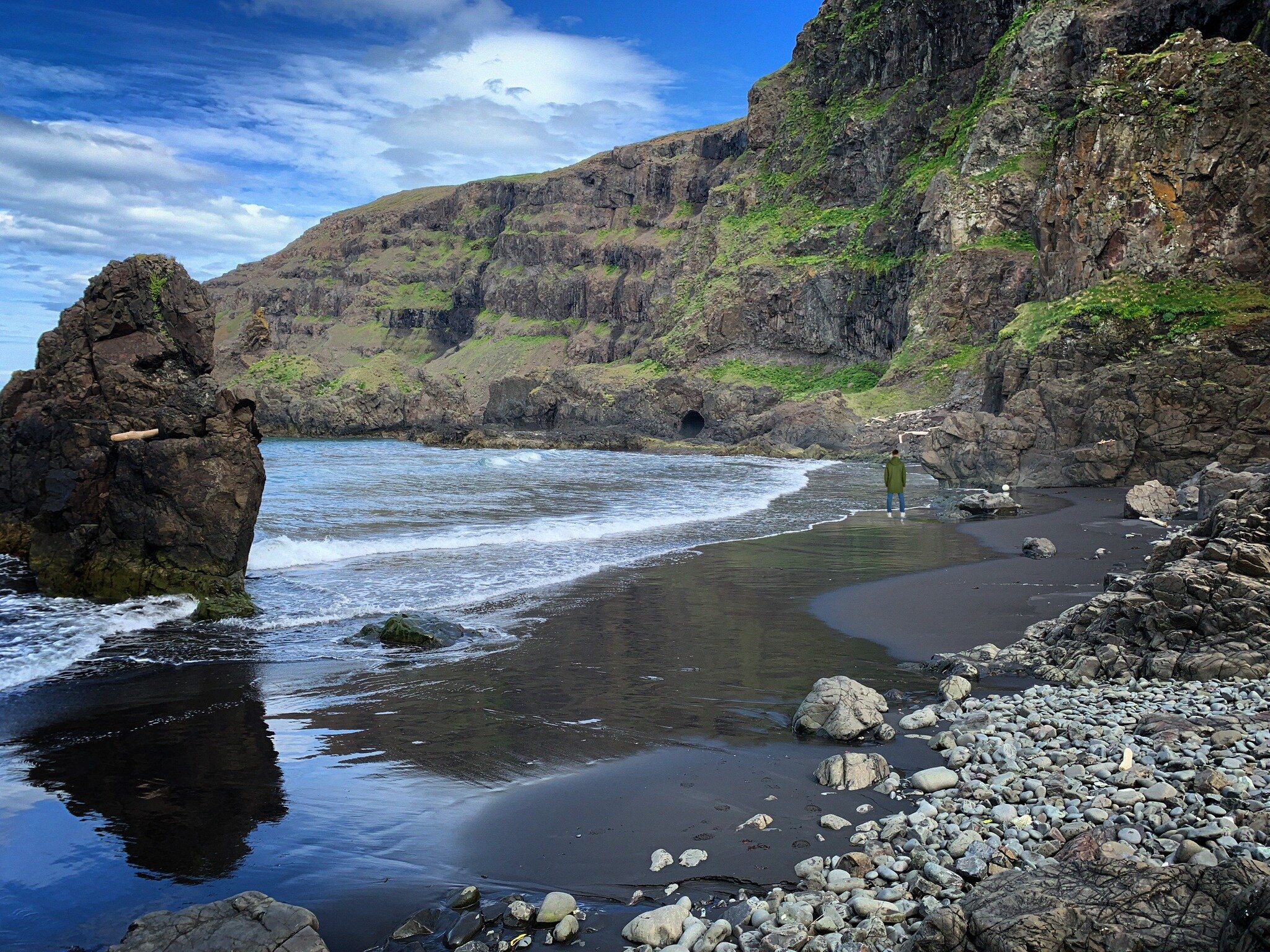 Unleash your adventurous spirit and get ready to be mesmerized by the untamed beauty of Icelandic black beaches! 🖤✨ Nestled amidst towering cliffs, these captivating shores offer a sensory experience like no other. Feel the power of the roaring wave