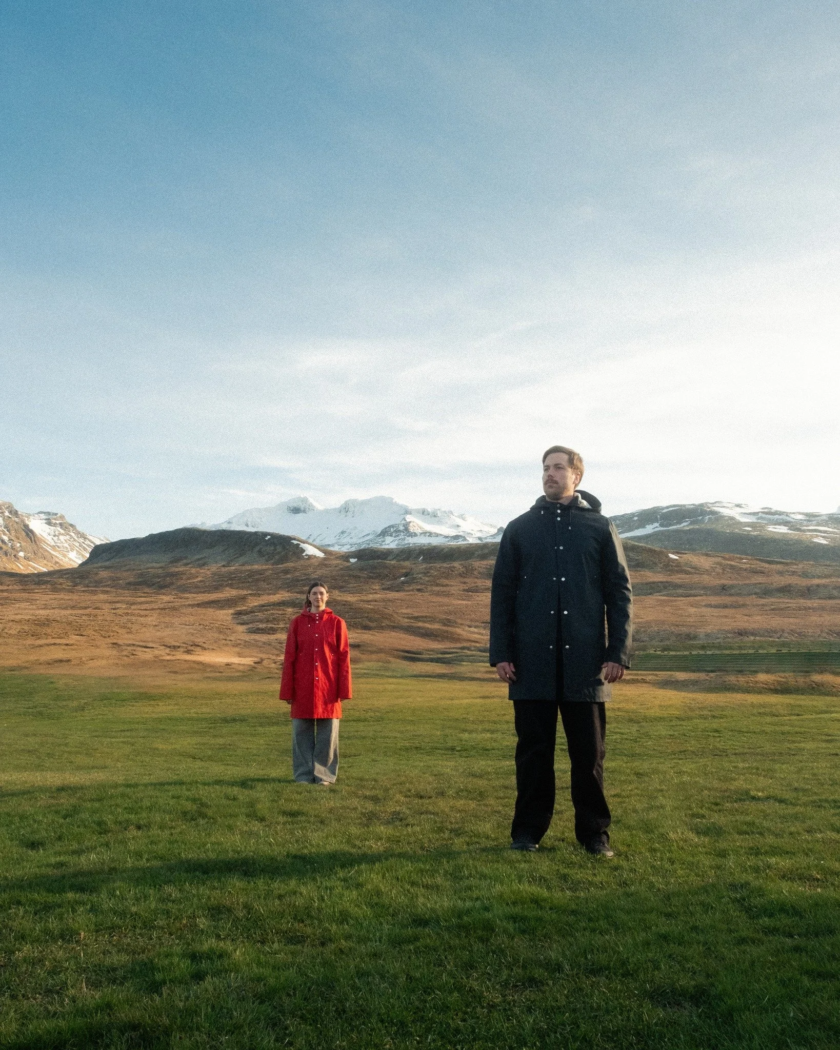 Two figures. One horizon.
Weather doesn&rsquo;t wait &ndash; neither do we.

#ReykjavikRaincoats #IcelandDesign #WeatherReady