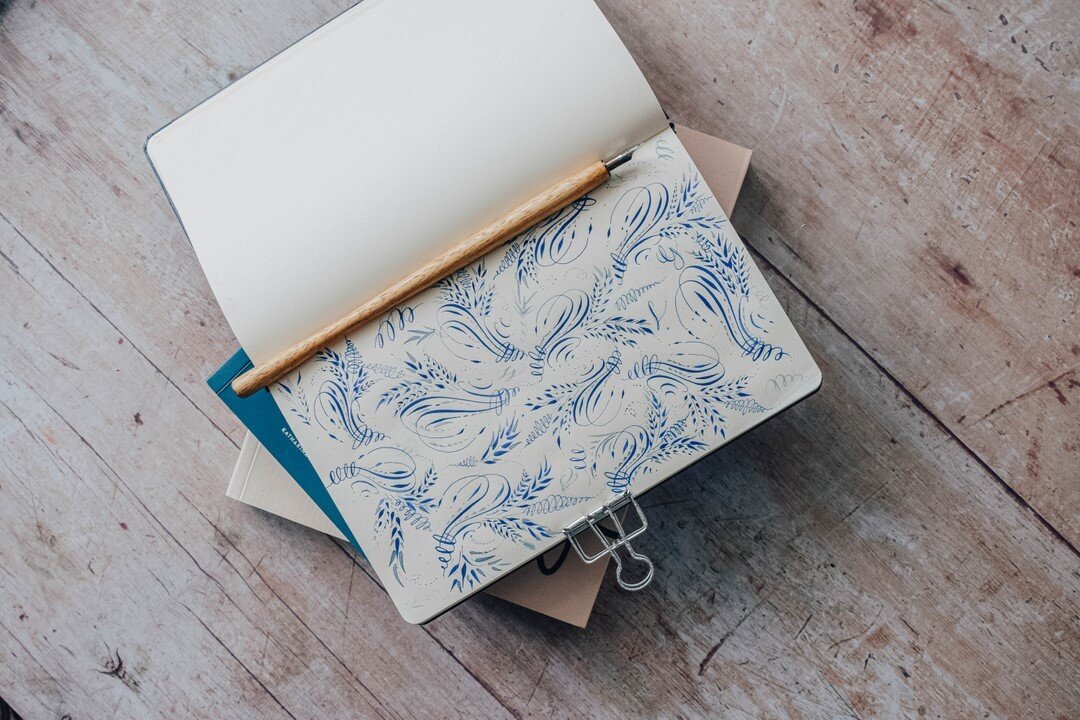 A little bit of calligraphy flourishing fun, it was so refreshing and very mindful just to play around with these delicate little flourishes without having an idea or any pressure of where they might take me ✍️⠀⠀⠀⠀⠀⠀⠀⠀⠀
.⠀⠀⠀⠀⠀⠀⠀⠀⠀
.⠀⠀⠀⠀⠀⠀⠀⠀⠀
#creativ