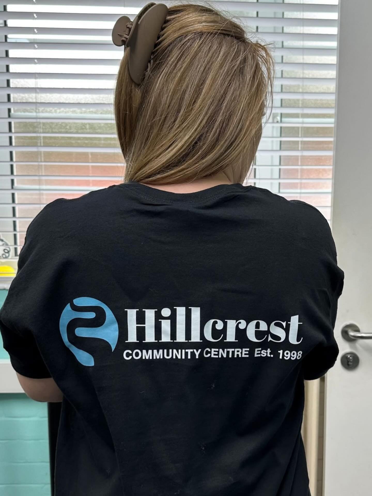We&rsquo;ve got a fresh new look!
Hillcrest staff are now wearing official Hillcrest Community Centre uniforms &mdash; so we&rsquo;re easier to spot when you need help, directions, or just a friendly face.
Look out for the logo and say hello! 💙 #Tea