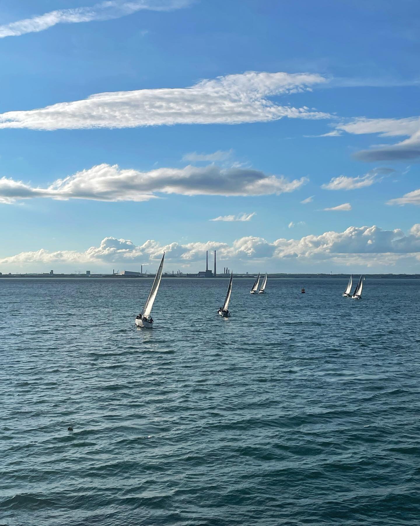⛵️
&bull;
&bull;
&bull;
#nature #outdoors #naturephotography #seaside #dublinireland #dublin #ireland #photography #landscapephotography #explore #adventure #discover #irish_travel #discoverdublin #lovindublin #lovedublin #loveireland #daily_ireland 