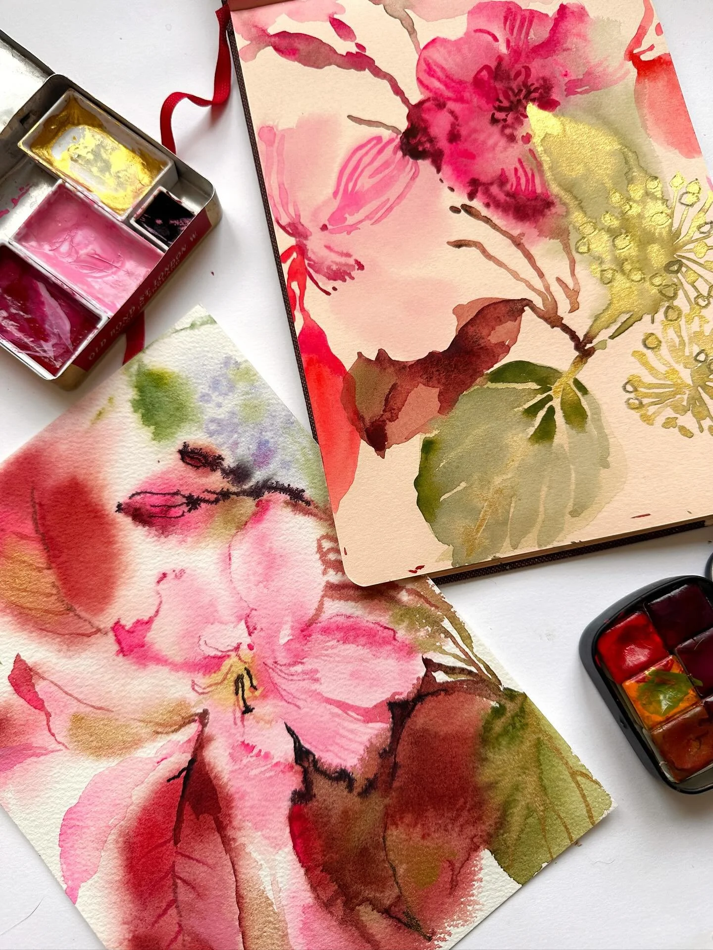 I went for a foraging walk yesterday and found these beautiful red leaves! They&rsquo;re the strangest colour. It was a challenge to mix it. There&rsquo;s bright peachy pink. deep burgundy, olive green and rust in a single leaf. Beautiful to paint. 
