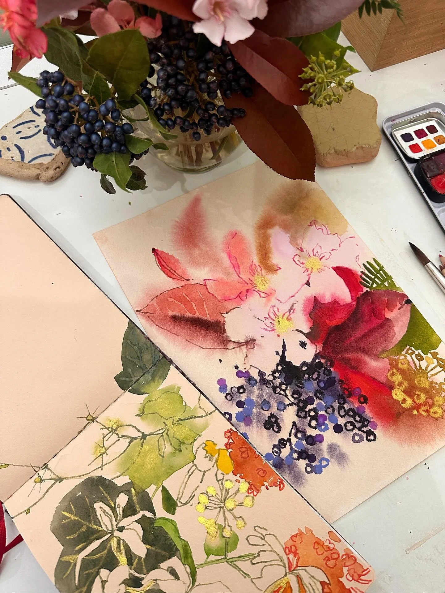 These green, prongy flowers are very inspiring. I like painting them gold. 

#watercolorsketchbook #watercoloronpaper #floralwatercolour