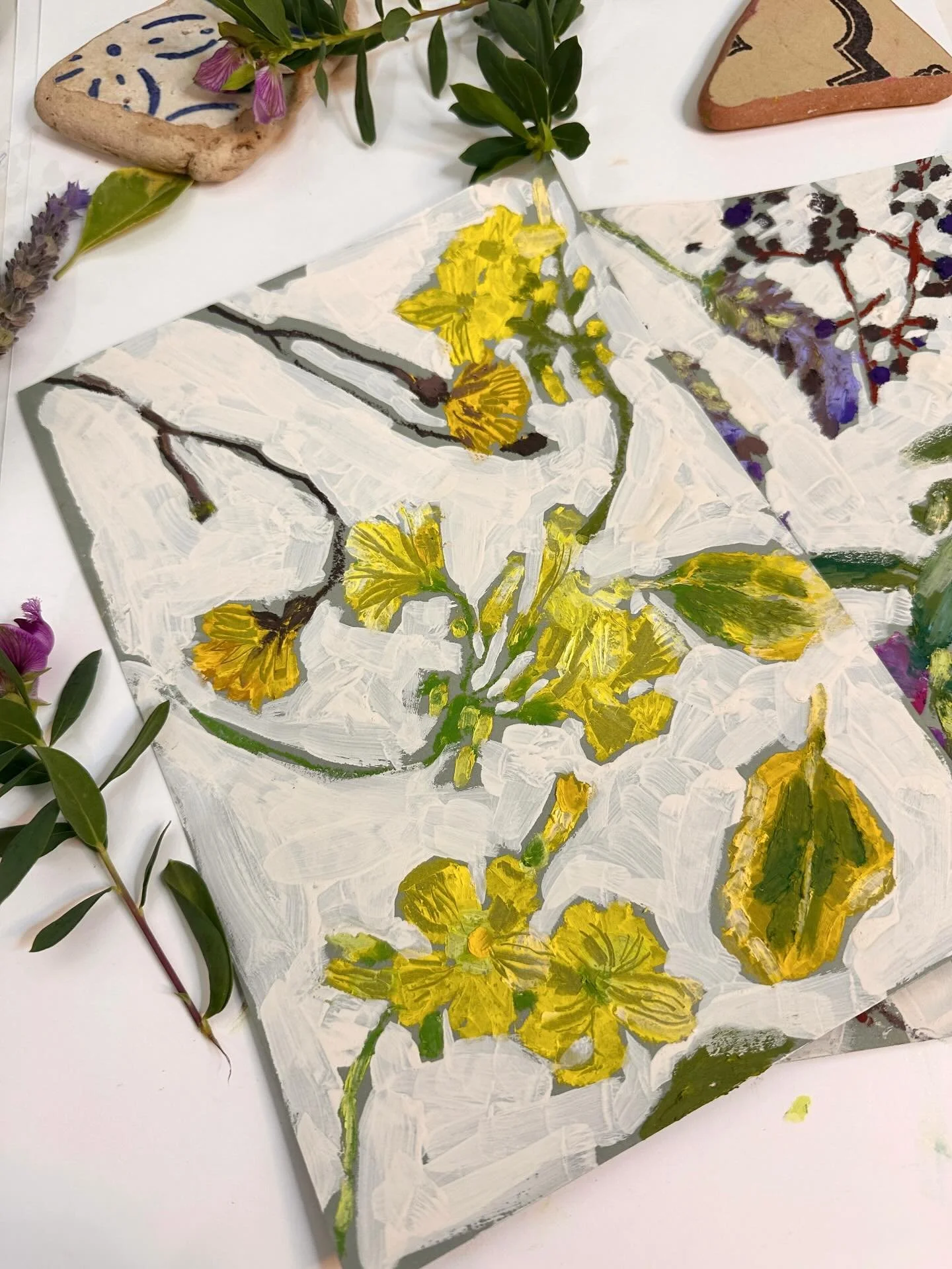 Oil pastels on coloured paper. I&rsquo;m doing scattered compositions, where the flowers nudge up against each other in unexpected directions. They&rsquo;re uneven and asymmetrical and less obvious. 

#oilpastelart #abstractfloral #abstractbotanical