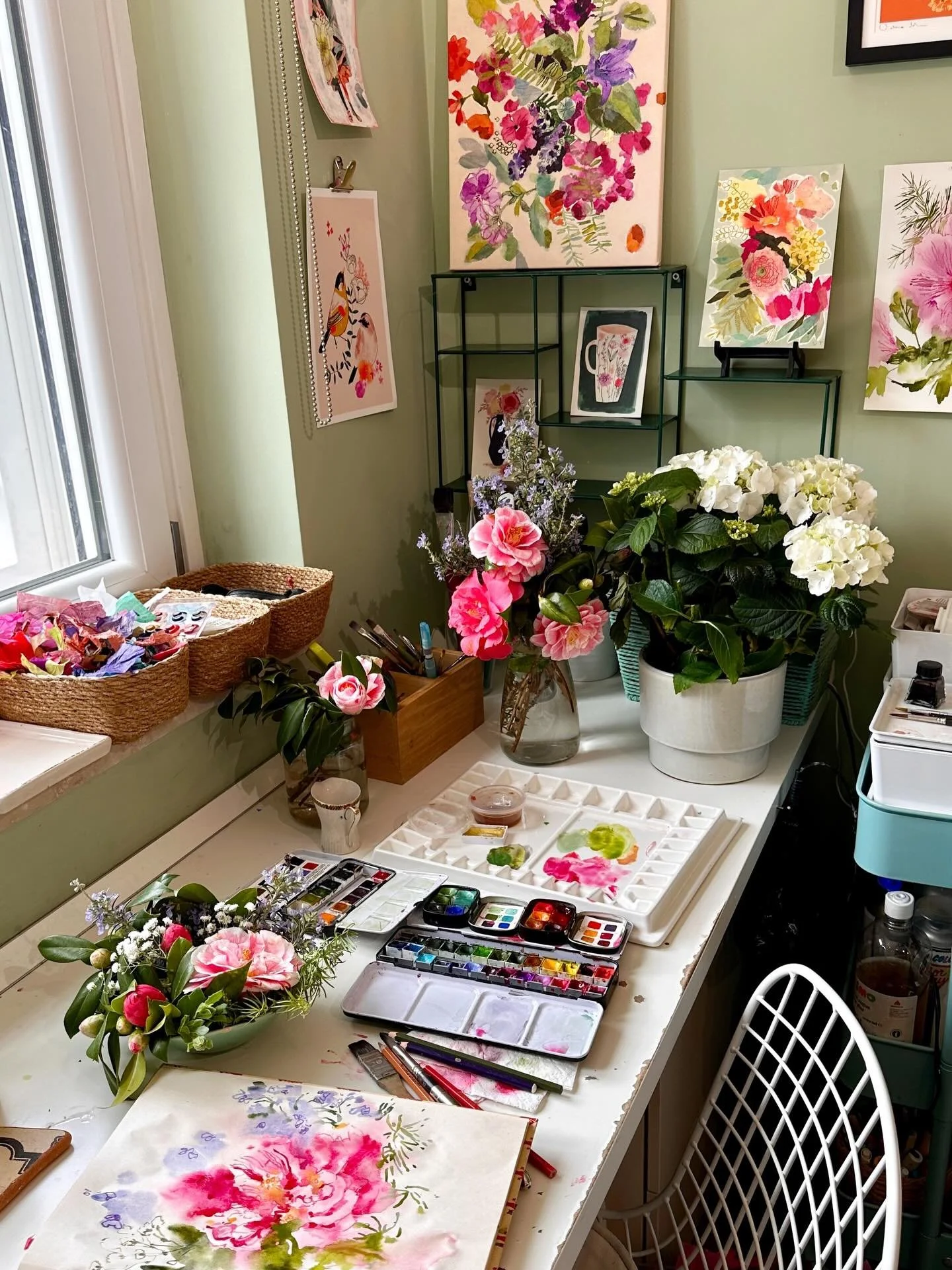 How apt is this song? Totally uncontrived coincidence that it popped up! I actually could be a florist. Love my studio when it&rsquo;s stuffed with flowers. 

#artstudios #artistspace #wherewomencreate #paintingstudio #artistlifestyle