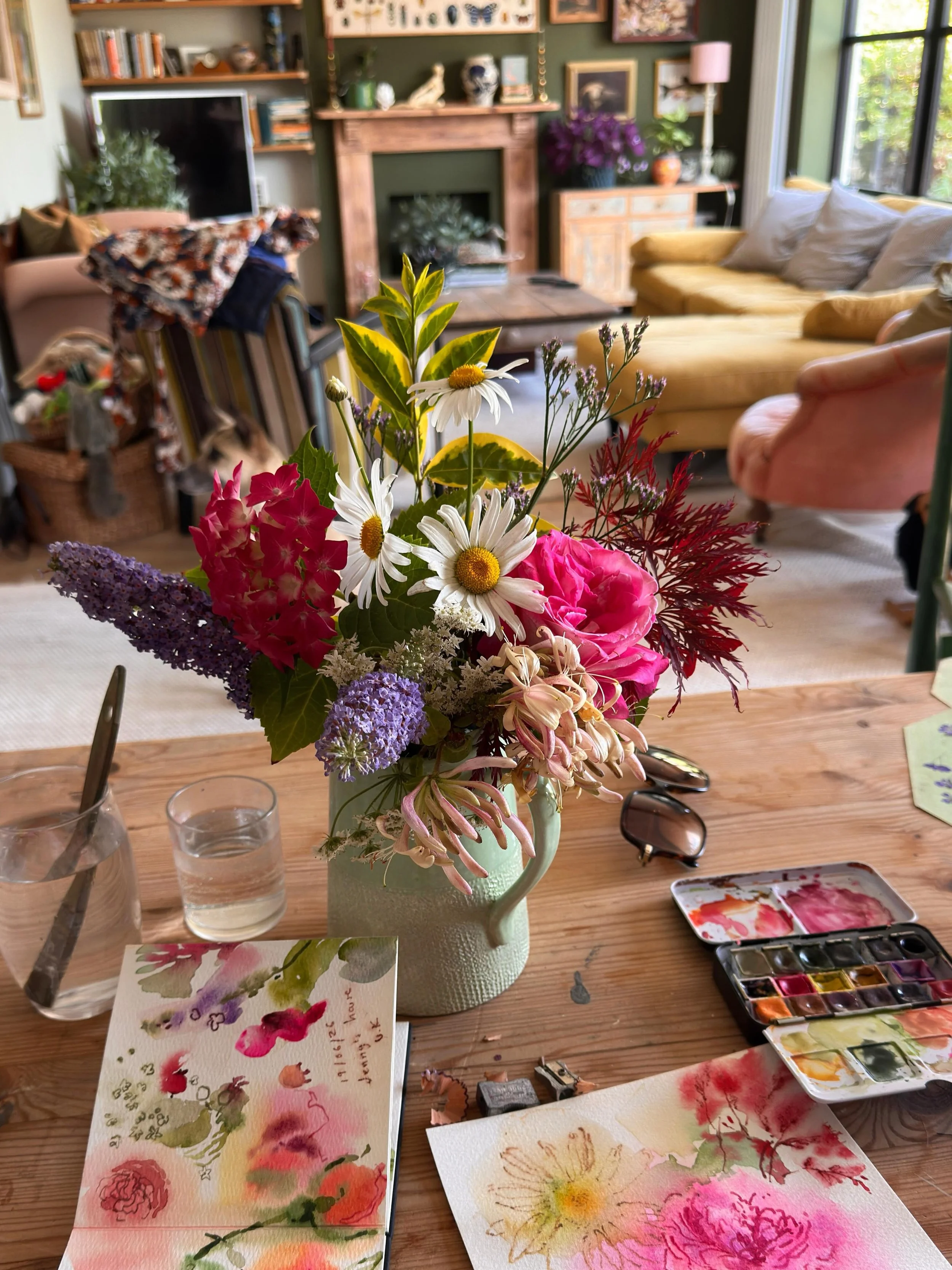 Look at this beautiful home! It belongs to my lovely friend Claire from @littlevelvetvintage and we spent a morning painting flowers from the neighbourhood and her garden last week. Claire collects and sells gorgeous things and her home is full of th