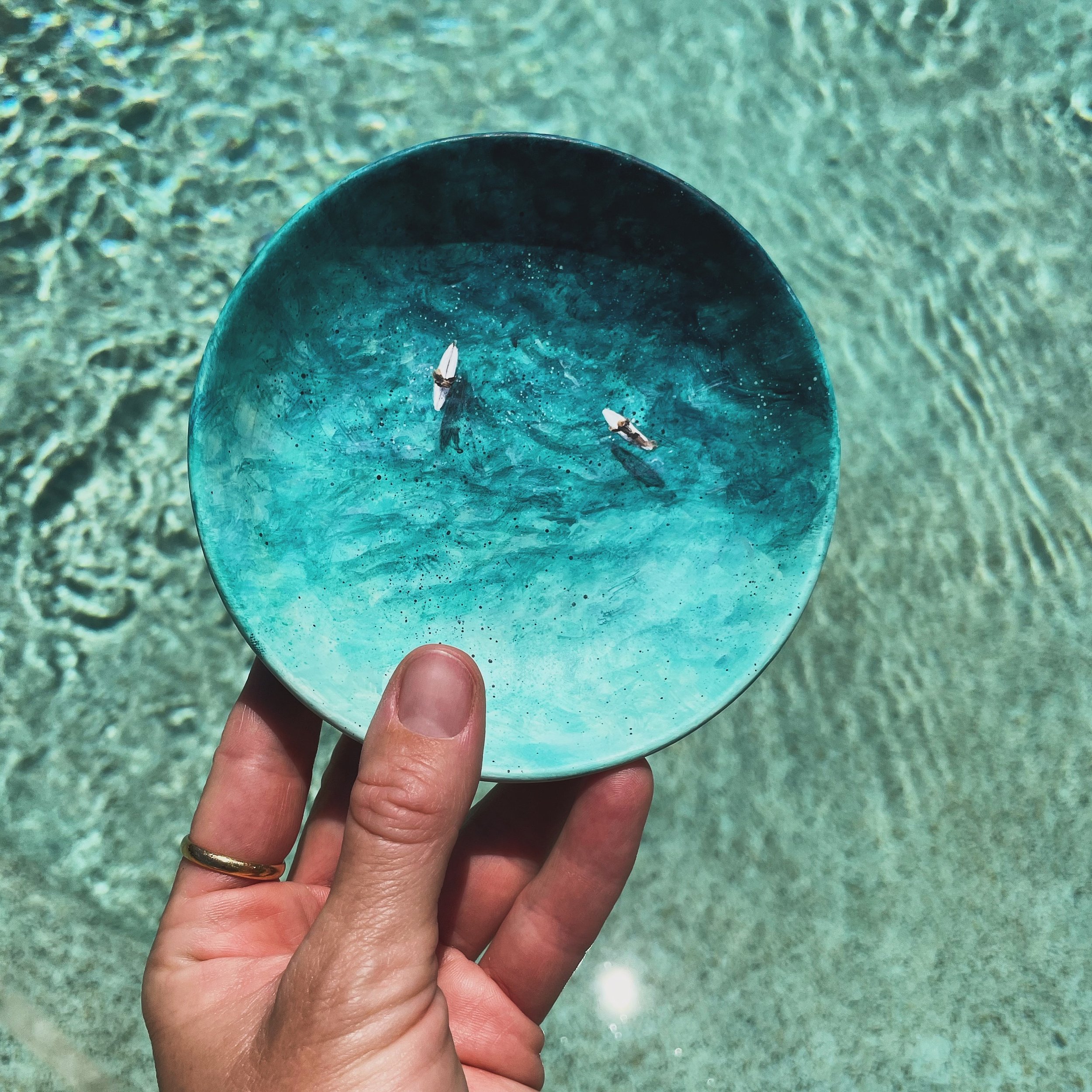 𝚑 𝚊 𝚗 𝚍 . 𝚙 𝚊 𝚒 𝚗 𝚝 𝚎 𝚍
.
Ceramic trinket bowl. This one&rsquo;s found itself a new home in Valencia ♡︎
.
#handpainted #surfart #oceaninspired #salohaart