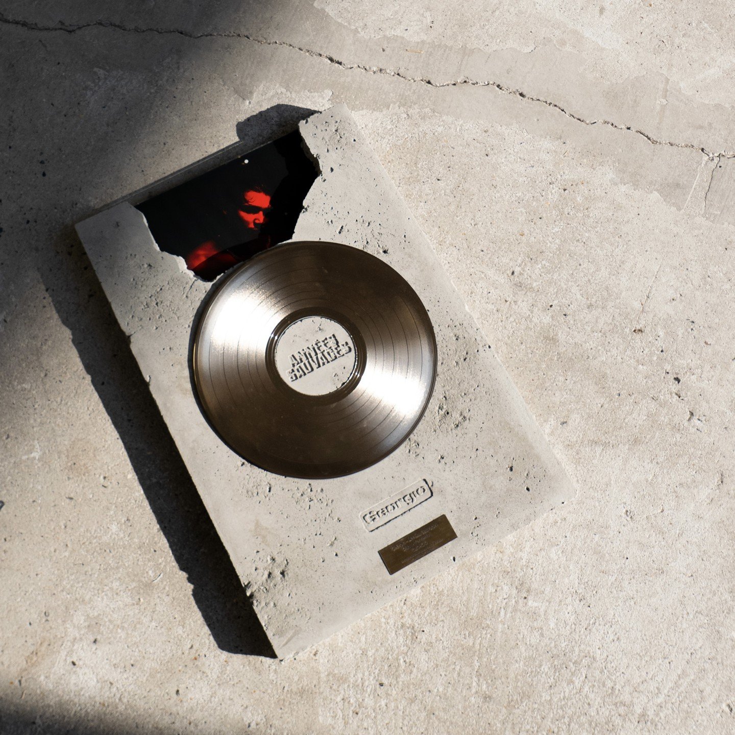 &Agrave; la suite de la cr&eacute;ation du coffret en b&eacute;ton pour l'album &quot;Ann&eacute;es Sauvages&quot; de @georgioxv3, nous avons eu l'opportunit&eacute; de concevoir le disque d'or en b&eacute;ton pour le m&ecirc;me album. Nous avons &ea