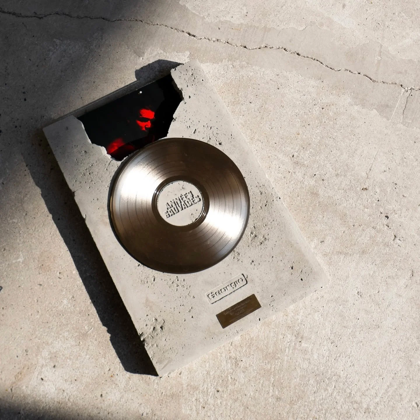 &Agrave; la suite de la cr&eacute;ation du coffret en b&eacute;ton pour l'album "Ann&eacute;es Sauvages" de @georgioxv3, nous avons eu l'opportunit&eacute; de concevoir le disque d'or en b&eacute;ton pour le m&ecirc;me album. Nous avons &ea