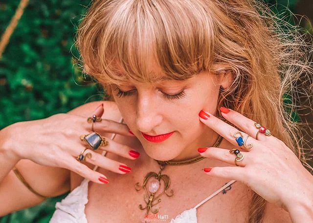 Thank you @SousAyiti7 🤤You know it turns me on creatively to be all adorned like this! ⠀
⠀
✨ feeling lackluster? Uninspired? In general, I find there&rsquo;s no better way to spark the #muses than feeling yoself in a garden full of sunlight, with a 
