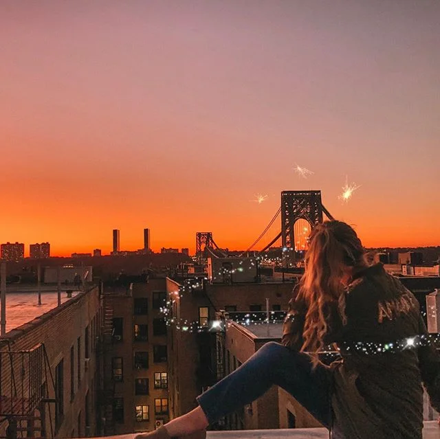 Oh the WONDER of it all #NYC #AmanacerArt 📷 @ecussionist 
Slide right to see before and after edits with 2 swipes:
✨ Lightroom Mobile x Amanacer presets ✨ Meitu App - Mosaic mode (for the magical touch 😉) Free! Hope you have as much fun as I am wit