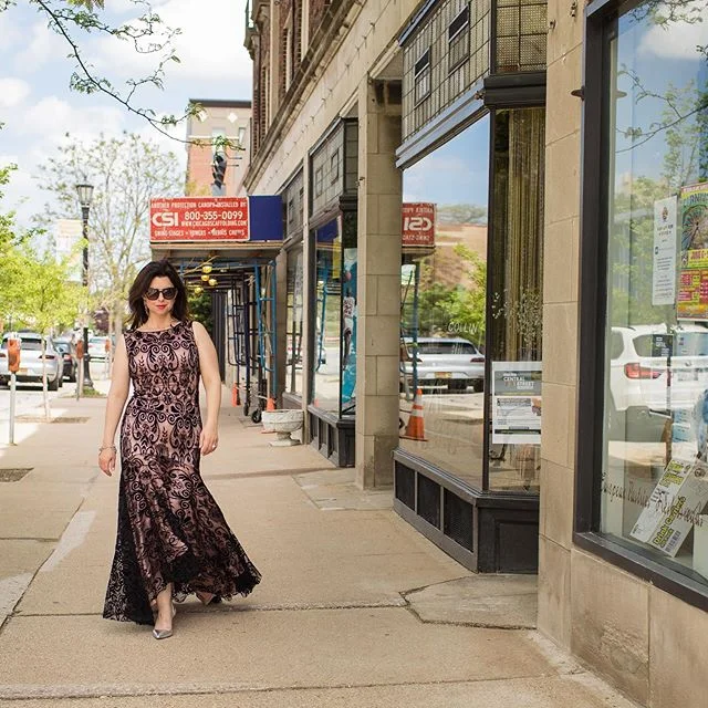 Sorry I&rsquo;m late for pickup 🤦🏻&zwj;♀️...I couldn&rsquo;t find any joggers , so I just threw on this gown. Casual. 💋