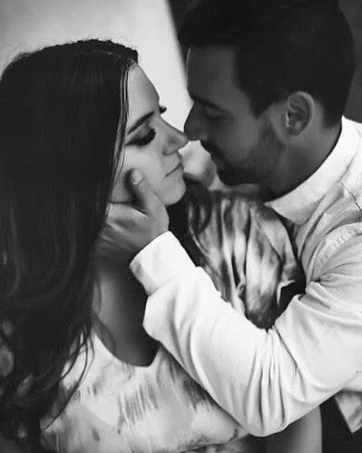 Lashes are a necessity for any engagement, pregnancy announcement or wedding photos 😍🔥