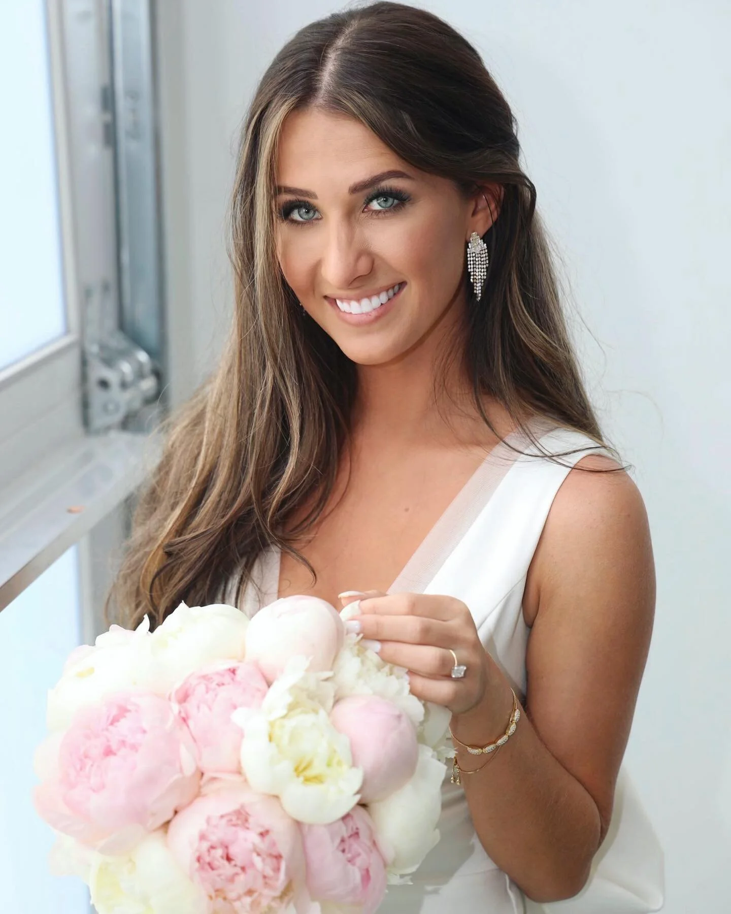 Blended Lash Extensions on stunning bride @nik_mancini 👰🏽&zwj;♀️😍
Lash Artist: Brittany Stein
To book an appointment with Brittany, please visit our website www.lashbarbuffalo.com (link in bio)!